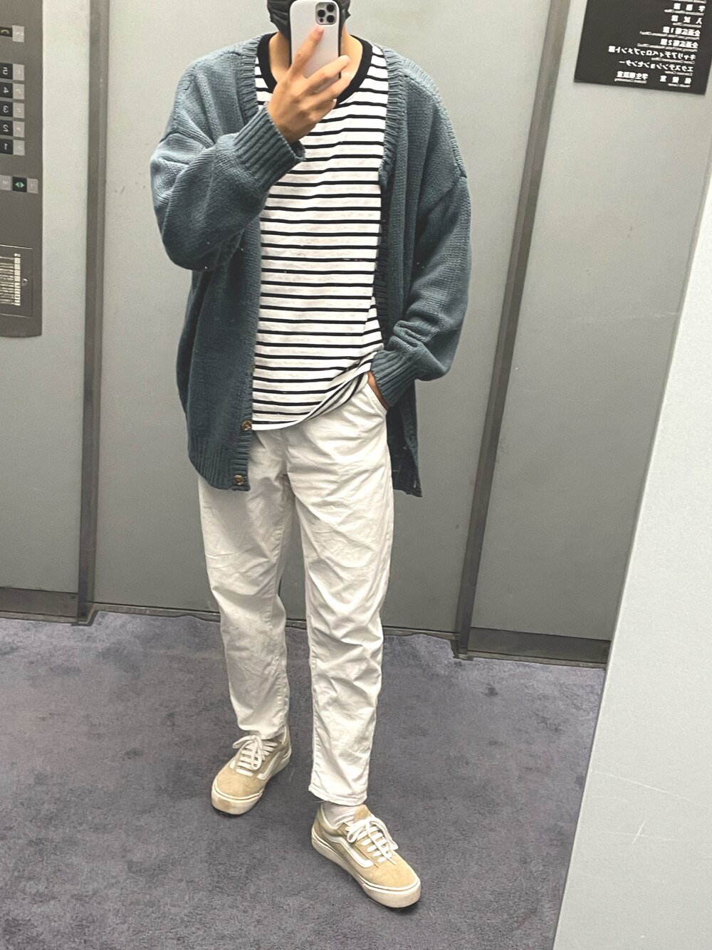 「秋服、ボーダー、白パンツ、カーディガン、くすみカラー、スニーカーコーデ、カジュアル、ビッグシルエット、ootd、ブルー、オーバーサイズ、大学生、きれいめカジュアル、キレイめ、プチプラ」｜「BEAMSのBEAMS / カットオフ ストレッチツイルパンツ（その他パンツ、ホワイト系）」を使った、kurokichi0816さん（メンズ・175cm）の秋コーディネートの1枚目の写真
