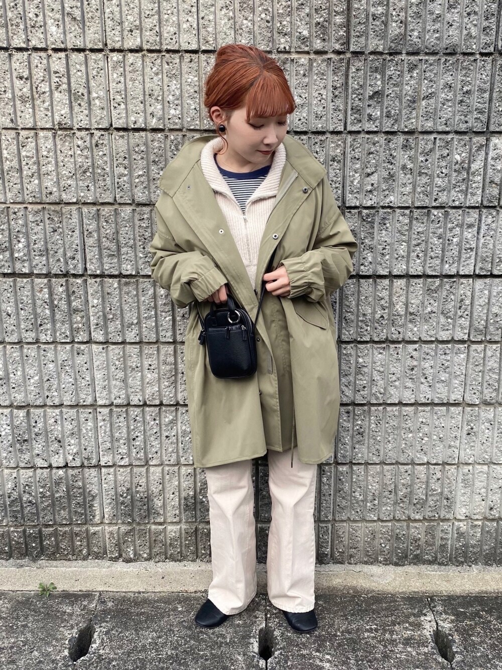 「モッズコート、ミリタリー、春コーデ、春服みてみて、春服、大人カジュアル、大人女子、カジュアル、デニムコーデ、デニム、ショルダーバッグ、休日コーデ、ローリーズファーム(LOWRYS FARM)、ローリーズファーム公認インフルエンサー」｜「LOWRYS FARMのサイフＳＥＴミニショルダー　261373（ショルダーバッグ、ブラック系）」を使った、hitomiさん（レディース・155cm）の春コーディネートの1枚目の写真