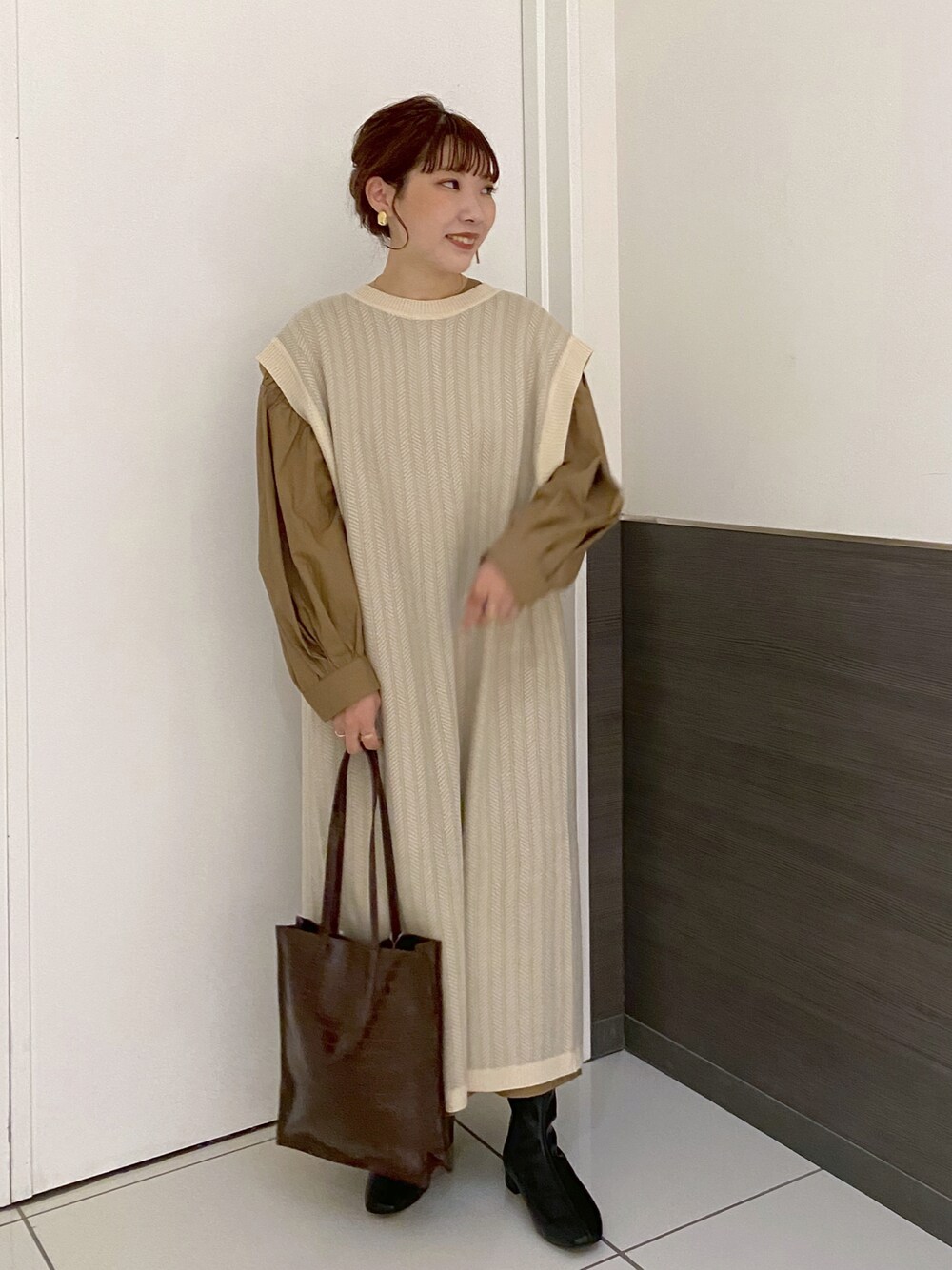 「ローリーズファーム(LOWRYS FARM)、ワンピース、ニットワンピース、ベージュ、ワントーンコーデ、秋コーデ、秋のブラウンスタイル、ビッグシルエット、大人コーデ、オトナカジュアル」｜「LOWRYS FARMのソデピンタックワンピース　959381（ワンピース、ブラウン系）」を使った、hitomiさん（レディース・155cm）の秋コーディネートの1枚目の写真