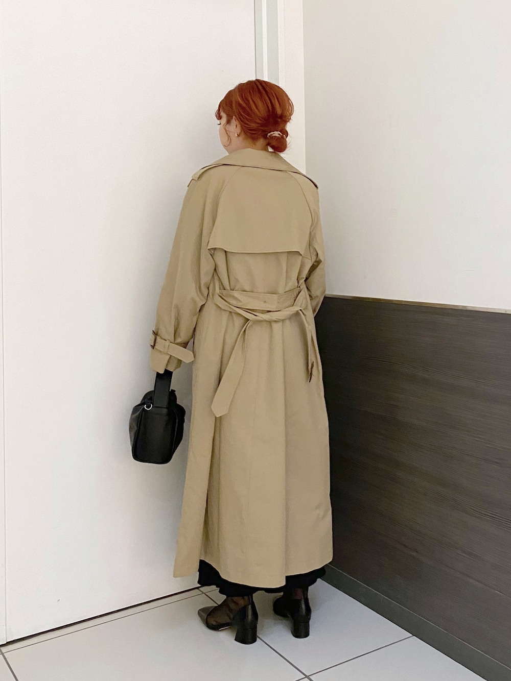 「ワンピース、ワンピーススタイル、ニットワンピース、トレンチコート、ベージュ、シンプルコーデ、大人カジュアル、大人女子、きれいめカジュアル、低身長、フォーマル、春コーデ、春、ローリーズファーム(LOWRYS FARM)、ローリーズファーム公認インフルエンサー」｜「LOWRYS FARMの柔らか軽いハンドバッグ　260587（ショルダーバッグ、ブラック系）」を使った、hitomiさん（レディース・155cm）の春コーディネートの1枚目の写真