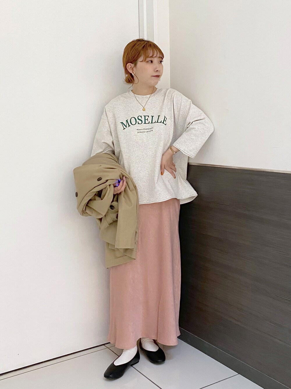 「トレンチコート、春アウター、アウター、マーメイドスカート、ピンク、差し色、スウエット、カレッジ、ロゴスウェット、春コーデ、きれいめカジュアル、カジュアル、ローリーズファーム(LOWRYS FARM)、ローリーズファーム公認インフルエンサー」｜「LOWRYS FARMのトレンチコート　254610（トレンチコート、ベージュ系）」を使った、hitomiさん（レディース・155cm）の春コーディネートの1枚目の写真