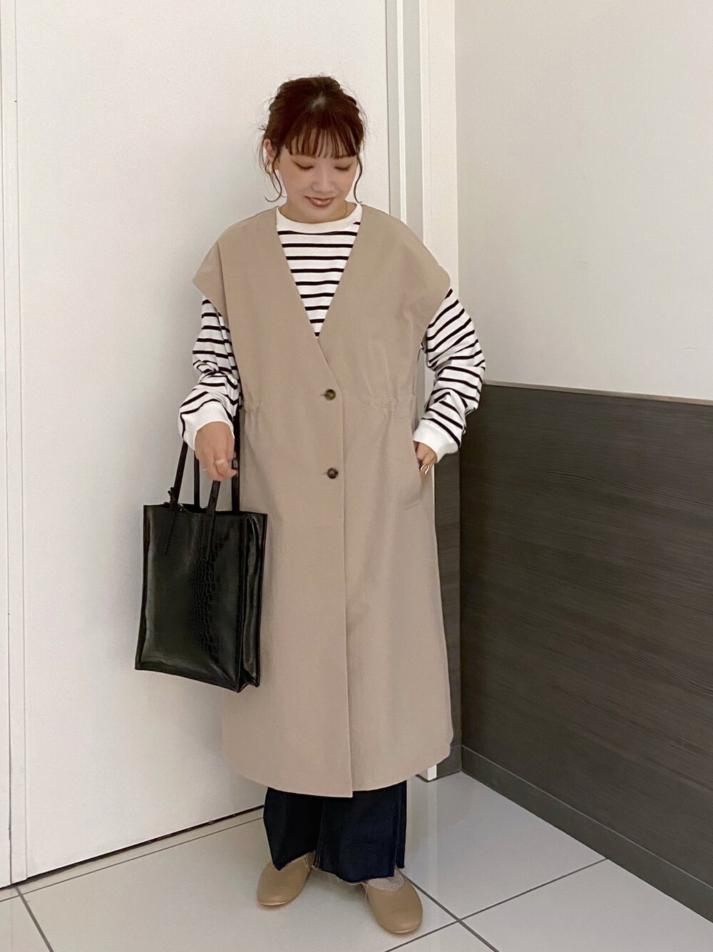 「ローリーズファーム(LOWRYS FARM)、秋コーデ、お出かけコーデ、オトナカジュアル、大人カジュアル、ボーダー、デニム、ロンT、プチプラコーデ」｜「LOWRYS FARMのレイヤード２Ｐコート　214914（チェスターコート、ベージュ系）」を使った、hitomiさん（レディース・155cm）の秋コーディネートの1枚目の写真