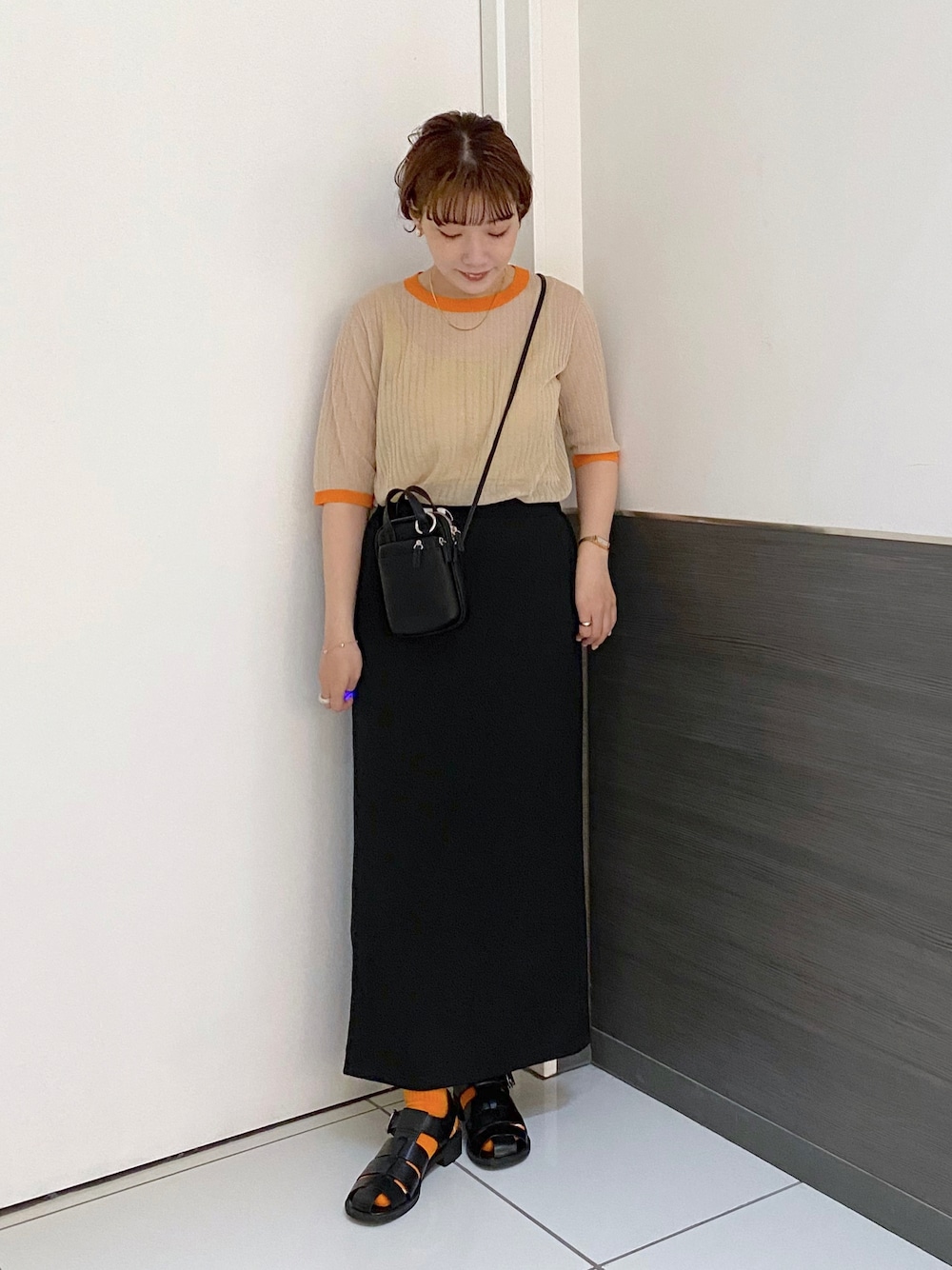 「着回しコーデ、シアートップス、オレンジ、ベージュ、ブラック、ショルダーバッグ、春夏コーデ、春コーデ、カラーソックス、グルカサンダル、夏コーデ、ローリーズファーム(LOWRYS FARM)、ローリーズファーム公認インフルエンサー」｜「LOWRYS FARMのグルカサンダル　948013（サンダル、ブラック系）」を使った、hitomiさん（レディース・155cm）の春コーディネートの1枚目の写真