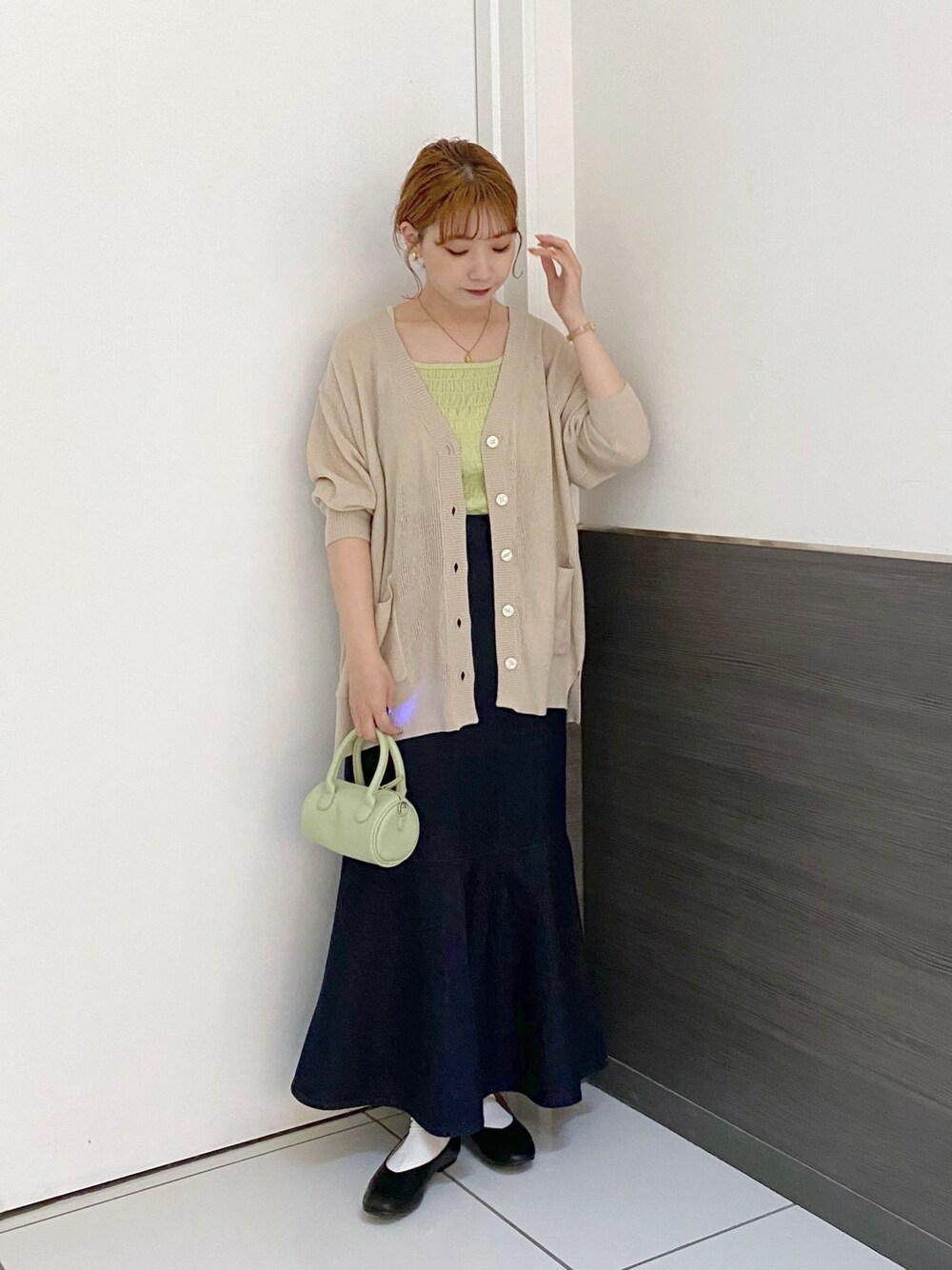 「カーディガン、春服、春カラー、ピスタチオ、グリーン、オトナ女子、シンプル、マーメイドスカート、きれいめカジュアル、大人カジュアル、ビッグシルエット、ゆるコーデ、デニム、ローリーズファーム(LOWRYS FARM)、ローリーズファーム公認インフルエンサー」｜「LOWRYS FARMのドラムミニショルダーバッグ　262107（ショルダーバッグ、グリーン系）」を使った、hitomiさん（レディース・155cm）の春コーディネートの1枚目の写真