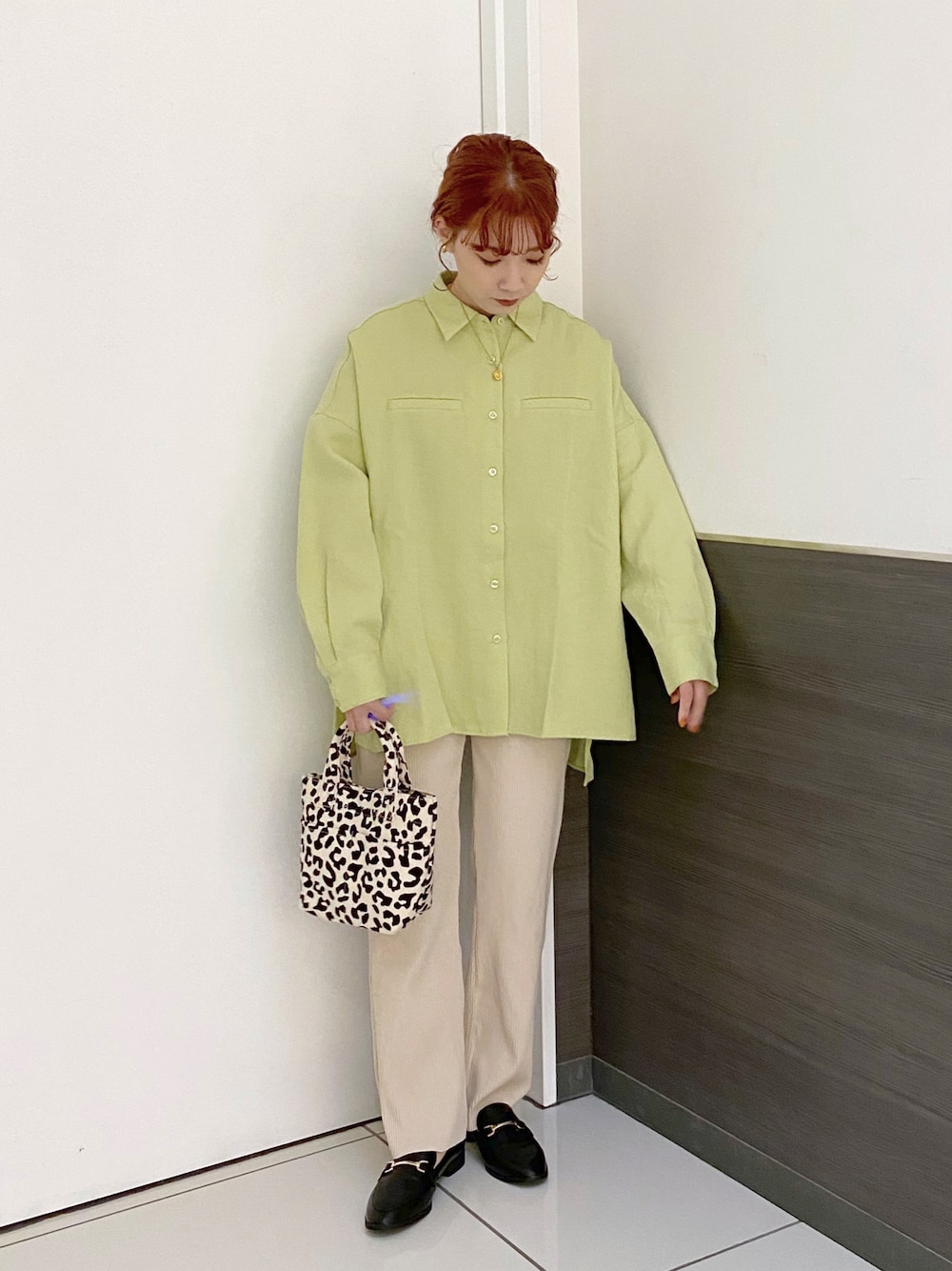「グリーン、グリーンコーデ、ピスタチオ、リブパンツ、シャツコーデ、パンツスタイル、シンプルコーデ、大人カジュアル、大人女子、きれいめカジュアル、低身長、シャツ、ローリーズファーム(LOWRYS FARM)、ローリーズファーム公認インフルエンサー」｜「LOWRYS FARMのビットローファー　957936（ローファー、ブラック系）」を使った、hitomiさん（レディース・155cm）の春コーディネートの1枚目の写真