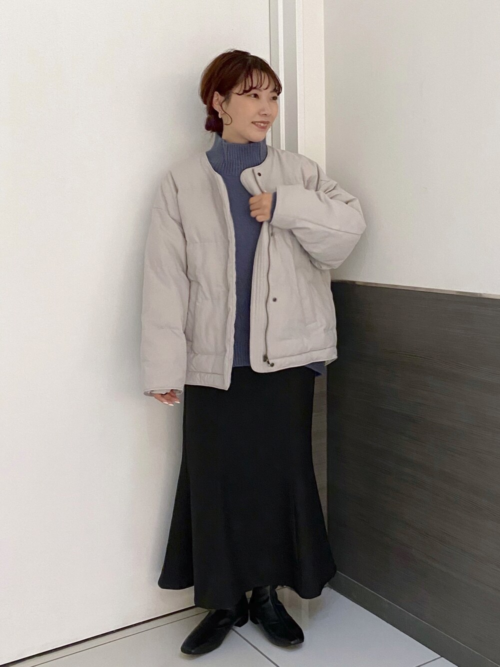 「大人カジュアル、カジュアル、冬コーデ、ハイネック、アウター、ジャケット、マーメイドスカート、お出かけコーデ、低身長、ロングスカート、シンプル、ニット、トレンド、ローリーズファーム(LOWRYS FARM)」｜「LOWRYS FARMのモチモチハイネックプルオーバー　806846（ニット/セーター、ブルー系）」を使った、hitomiさん（レディース・155cm）の冬コーディネートの1枚目の写真