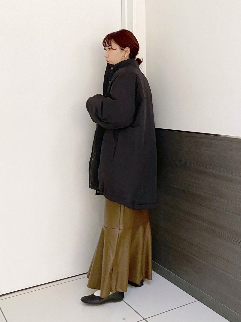 「大人カジュアル、シンプルコーデ、春コーデ、着回しコーデ、春カラー、低身長、ロングスカート、マーメイドスカート、レザースカート、ボリューム袖、オーバーサイズ、ローリーズファーム(LOWRYS FARM)、ローリーズファーム公認インフルエンサー」｜「LOWRYS FARMの感動フィットシューズ　930503（バレエシューズ、ブラック系）」を使った、hitomiさん（レディース・155cm）の冬コーディネートの1枚目の写真
