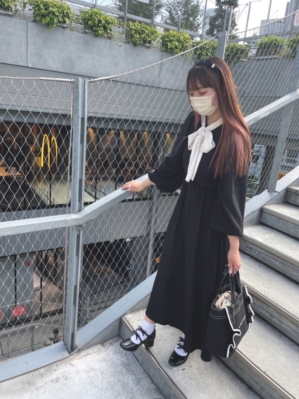 「おしゃれさんと繋がりたい、低身長、ワンピーススタイル、低身長コーデ、低身長女子、ワンピース、ワンピースコーデ、カチューシャ、夏、アプレジュール、JILLSTUART、ブラック、ブラックコーデ、ロングワンピース、モノトーンコーデ」｜「apres jourのボウタイワンピース【ZOZOTOWN限定アイテム】（ワンピース、ブラック系）」を使った、yuika0325さん（レディース・151cm）の夏コーディネートの1枚目の写真