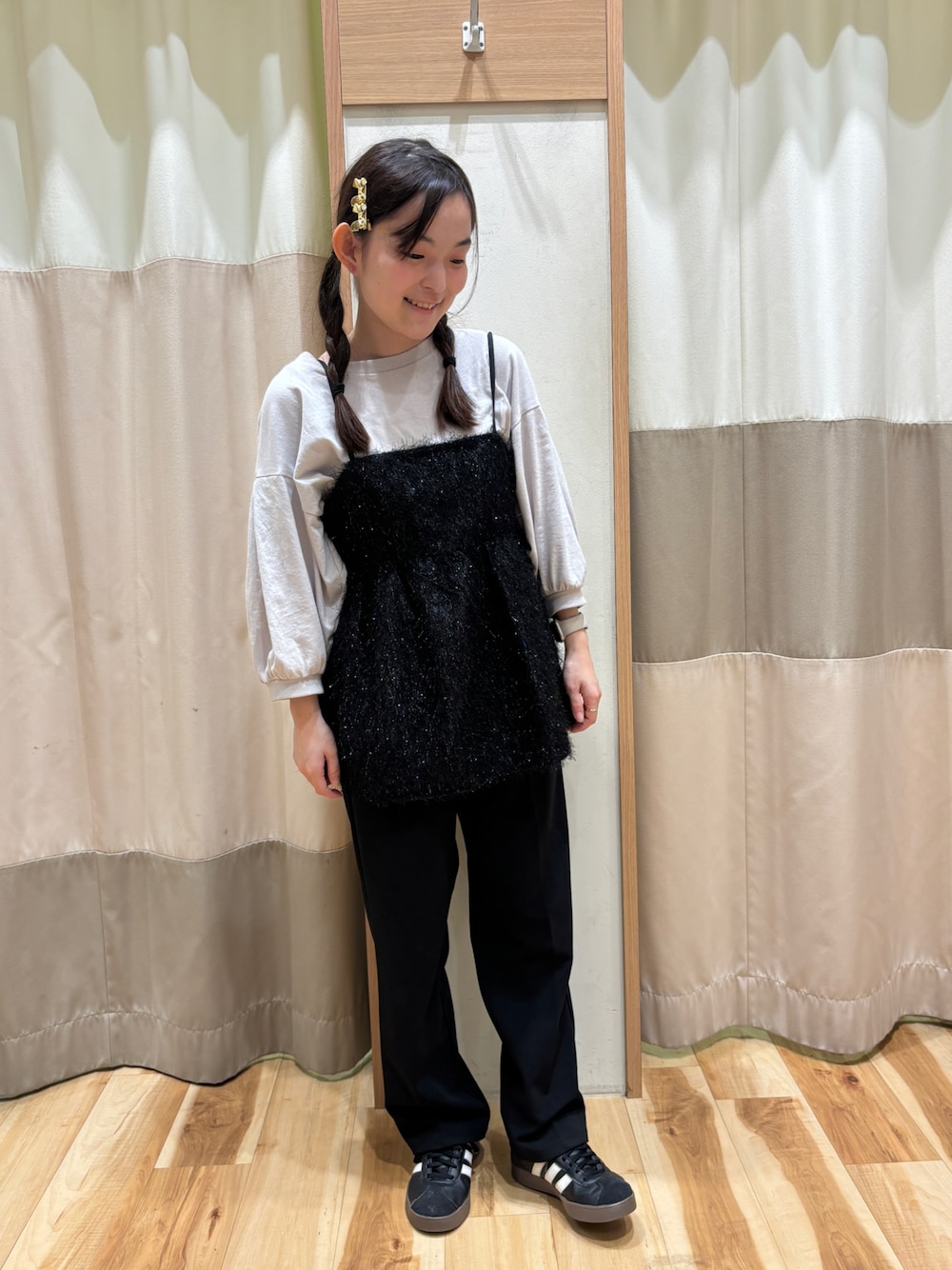 「Samansa Mos2 blueのラメフェザーキャミビスチェ（シャツ/ブラウス、ブラック系）」を使った、まなみさん（レディース・149cm）の秋コーディネートの1枚目の写真