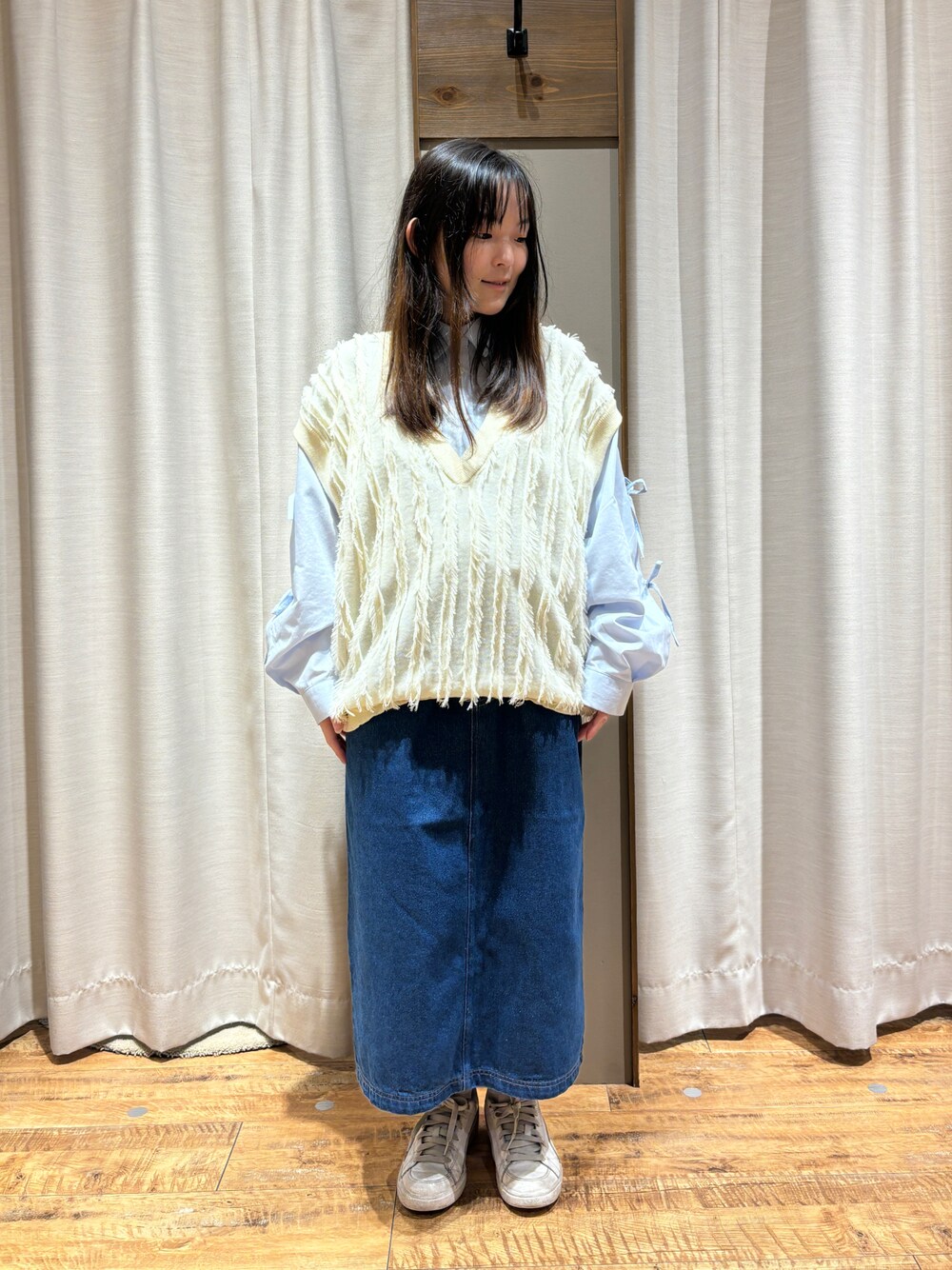 「春服、低身長女子、リボンシャツ」｜「ehka sopoのアイテム（デニムスカート、ブルー系）」を使った、まなみさん（レディース・149cm）の春コーディネートの1枚目の写真
