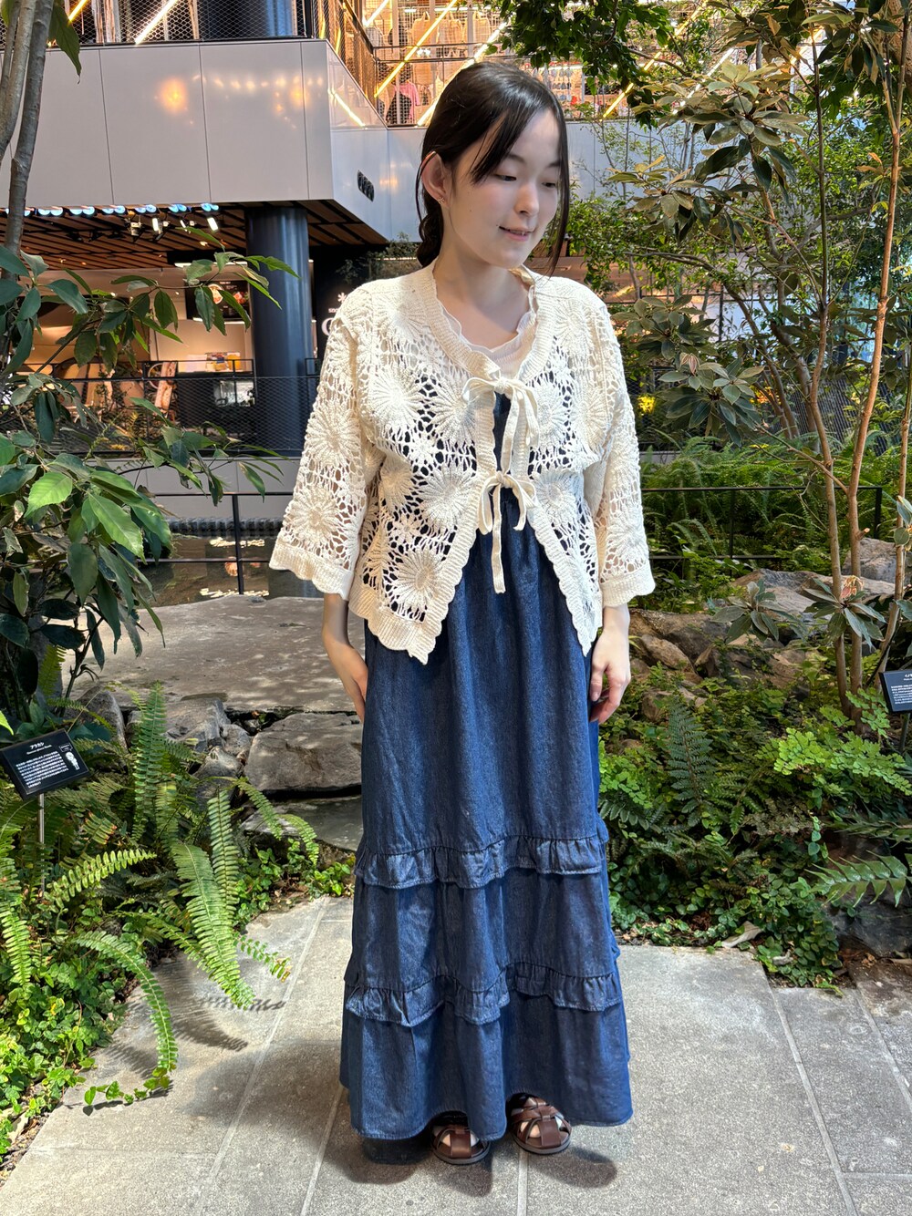「低身長女子、前後着ワンピース、カーディガンコーデ」｜「ehka sopoのかぎ針編み風カーディガン（カーディガン/ボレロ、ホワイト系）」を使った、まなみさん（レディース・149cm）の春コーディネートの1枚目の写真