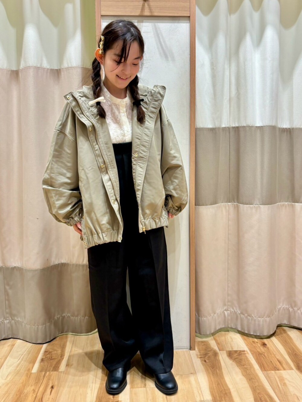 「Samansa Mos2 blueのアイテム（サロペット/オーバーオール、ブラック系）」を使った、まなみさん（レディース・149cm）の秋コーディネートの1枚目の写真