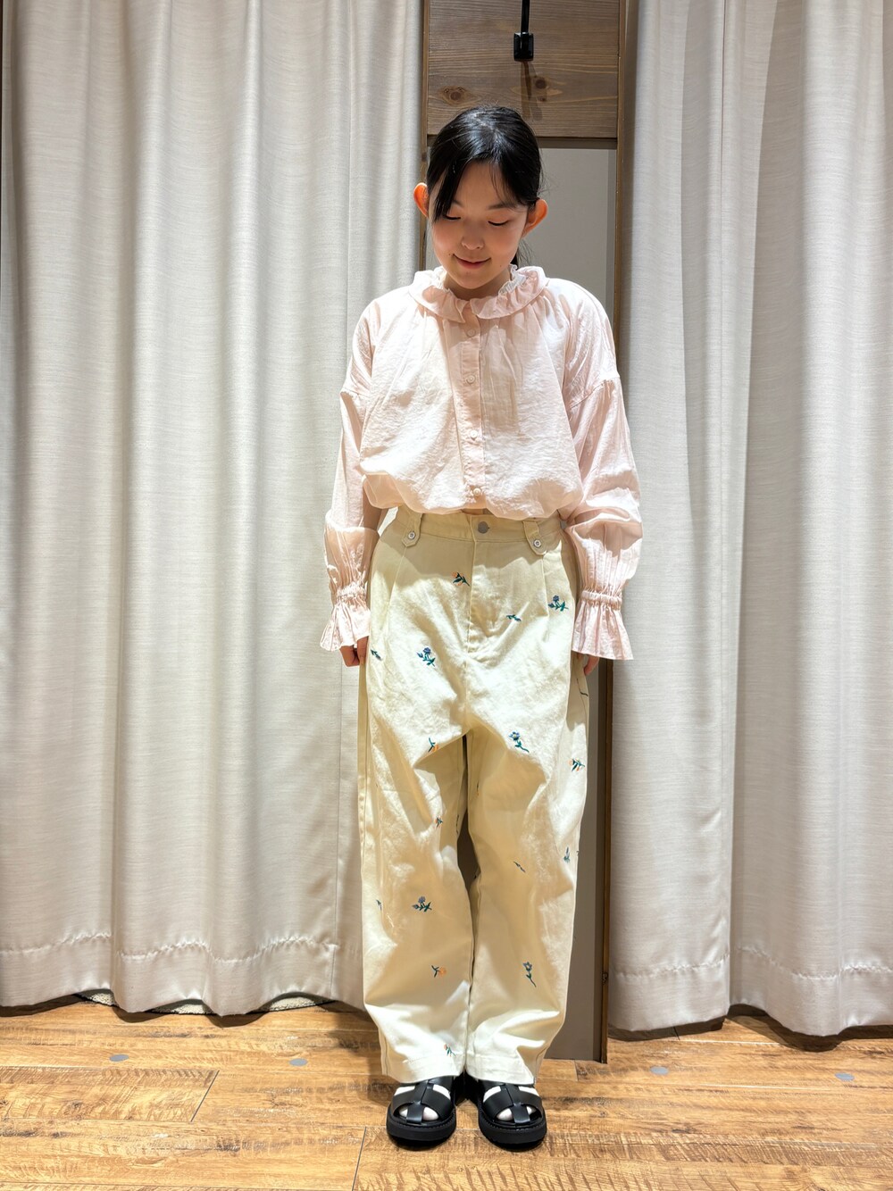 「パンツスタイル、レイヤードスタイル、夏ファッション」｜「SM2のアイテム（パンツ、ホワイト系）」を使った、まなみさん（レディース・149cm）の春コーディネートの1枚目の写真