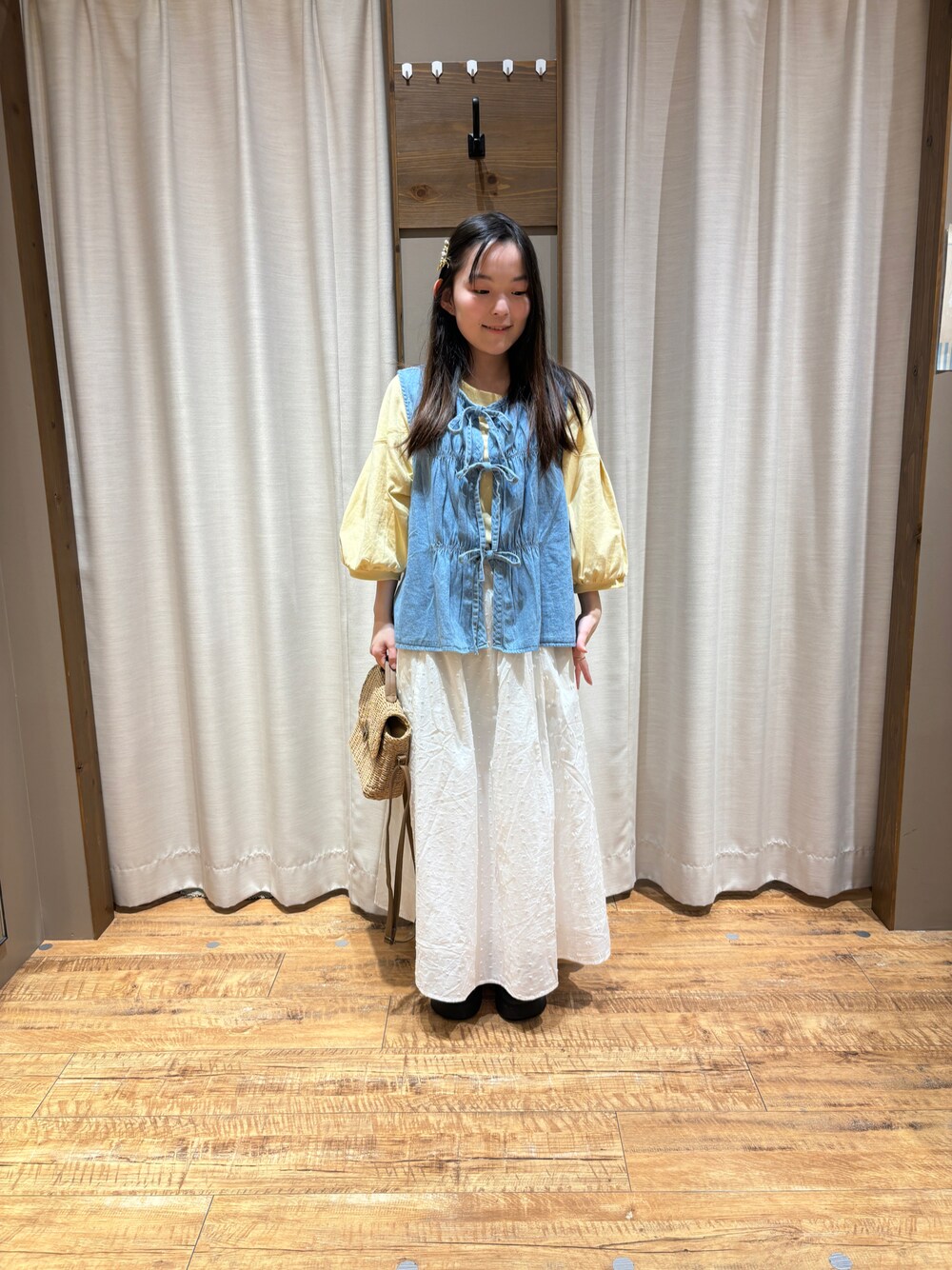 「夏コーディネート、ベスト×Tシャツ、白スカート」｜「SM2のアイテム（スカート、ホワイト系）」を使った、まなみさん（レディース・149cm）の春コーディネートの1枚目の写真