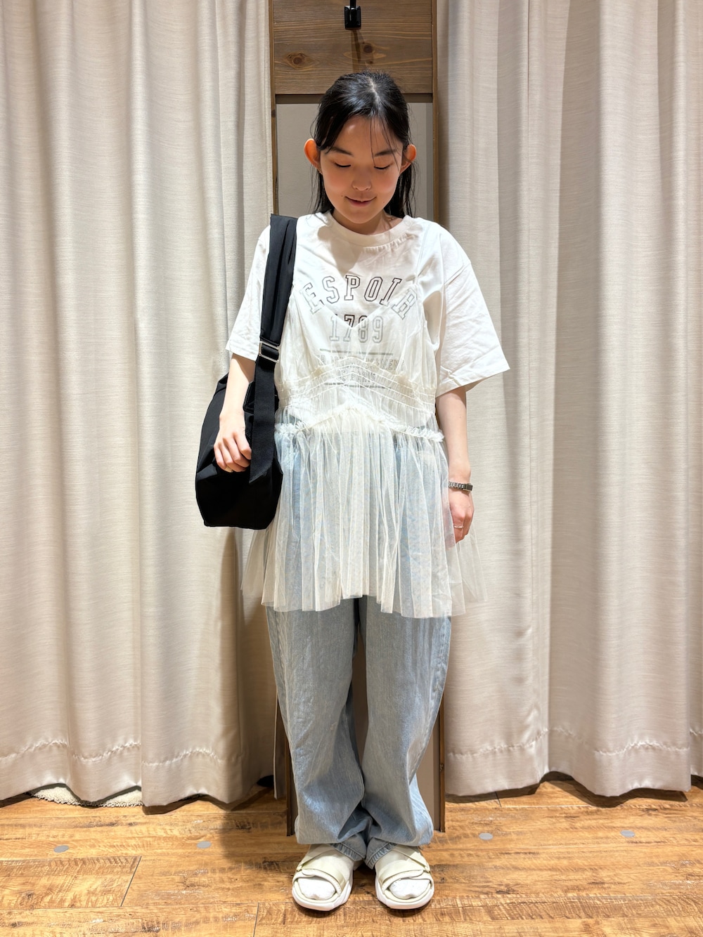 「ロゴT、デニムパンツスタイル、通学コーデ」｜「SM2のアイテム（サンダル、ベージュ系）」を使った、まなみさん（レディース・149cm）の春コーディネートの1枚目の写真