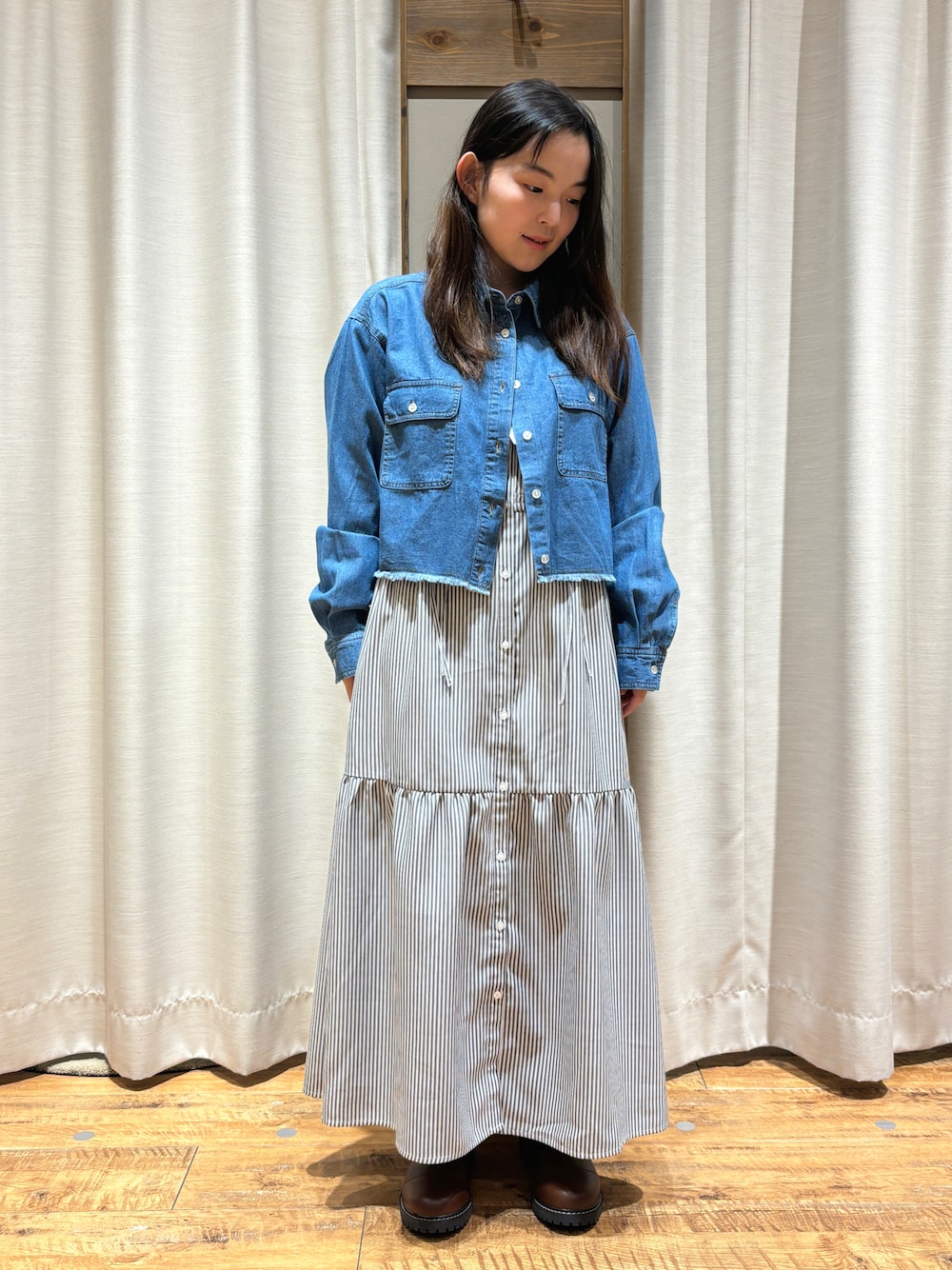 「春のNewスタイル、低身長コーデ、可愛いカジュアル」｜「ehka sopoのデニムショート丈シャツ（シャツ/ブラウス、ブルー系）」を使った、まなみさん（レディース・149cm）の春コーディネートの1枚目の写真
