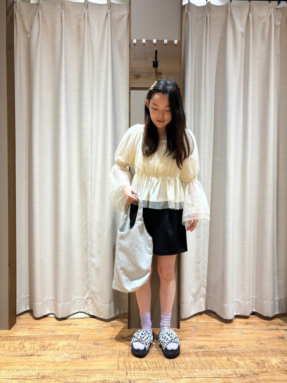 「低身長女子、ショートパンツコーデ、お出かけスタイル」｜「ehka sopoのアイテム（サンダル、ブラック系）」を使った、まなみさん（レディース・149cm）の春コーディネートの1枚目の写真