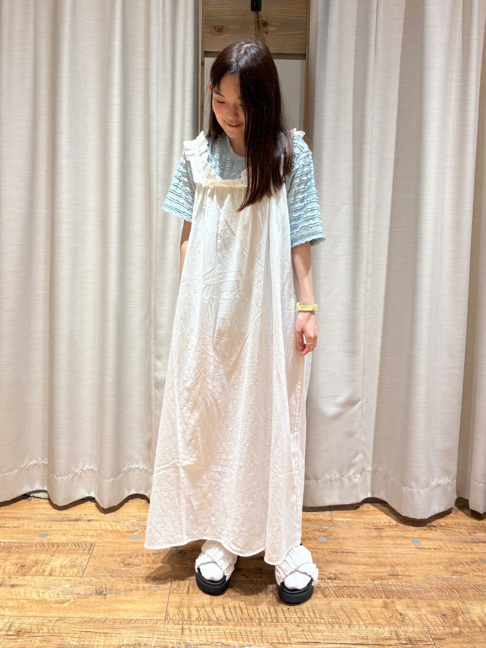 「ehka sopoの前後2WAYフリルワンピース（ワンピース、ホワイト系）」を使った、まなみさん（レディース・149cm）の夏コーディネートの1枚目の写真
