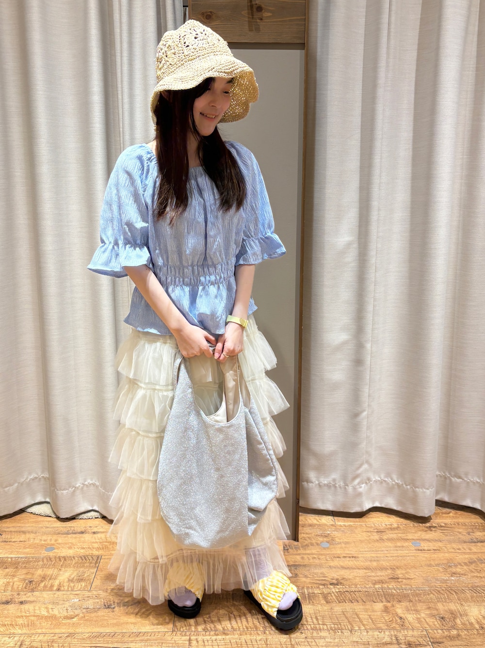 「ehka sopoのギンガムシャーリングブラウス（シャツ/ブラウス、ブルー系）」を使った、まなみさん（レディース・149cm）の夏コーディネートの1枚目の写真