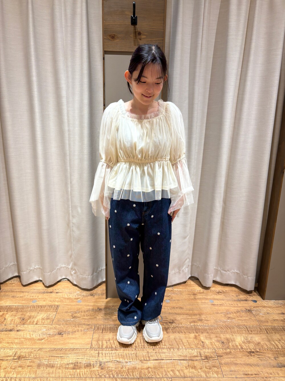 「花刺繍パンツ、低身長女子、チュールトップス」｜「ehka sopoのアイテム（デニムパンツ、ブルー系）」を使った、まなみさん（レディース・149cm）の春コーディネートの1枚目の写真