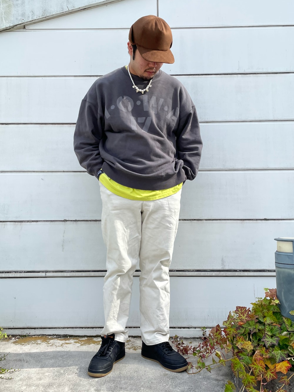「スニーカー、NIKE、キャップ、スラックス、冬コーデ、モノトーン、大人カジュアル、ブラウン、ネオンカラー、白パンツ、きれいめカジュアル、秋服、ストリートMIX、今日のコーデ、フライトキャップ」｜「OVERRIDEのOVERRIDE MOUTON TOUCH EARFLAP CAP（キャップ、ブラウン系）」を使った、こがちゃんさん（メンズ・175cm）の秋コーディネートの1枚目の写真