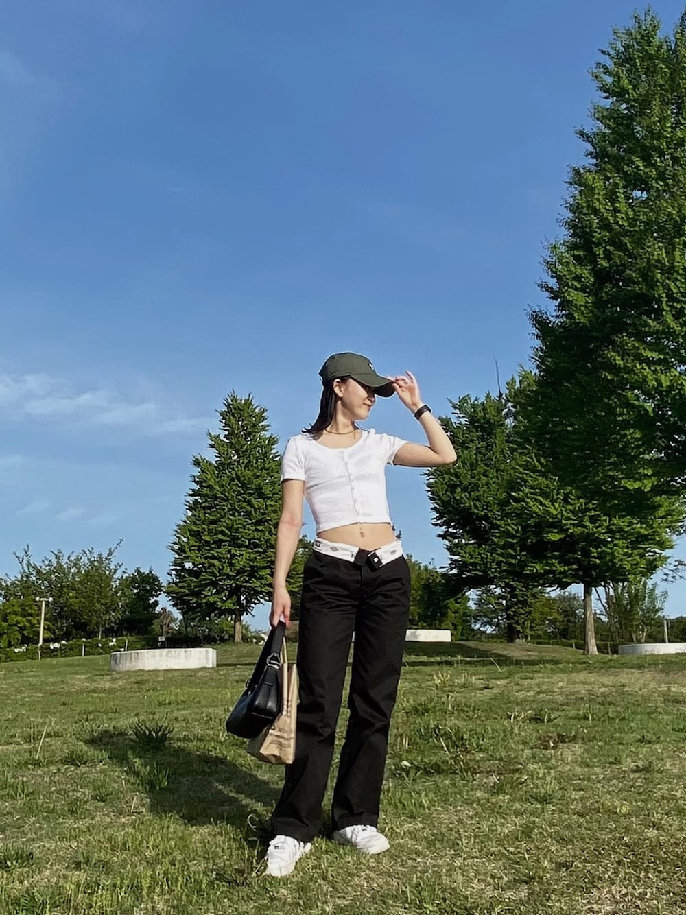 「ディッキーズ(Dickies)、874、GAP、ローライズ、休日スタイル、シンプルコーデ、夏コーデ、キャップ、エアフォース1、お出かけコーデ、春夏コーデ、クロップド丈、カジュアル」｜「NEW ERAのニューエラ キャップ 9THIRTY TYPEWRITER MLB ニューヨークヤンキース NEW ERA（キャップ、グリーン系）」を使った、YUUNAさん（レディース・156cm）の春コーディネートの1枚目の写真