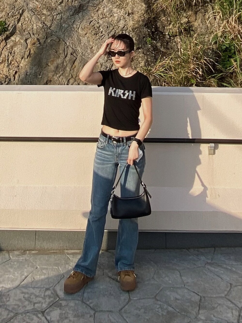 「y2k、ローライズ、厚底スニーカー、kirsh、SLY、moussy、H&M、バースデーコーデ、休日スタイル、夏コーデ、2000年代、ロゴT、summer style、パンツスタイル、カジュアルコーデ」｜「SLYのKARLA SLIM SQUARE EYEWEAR/スリムスクエアアイウェア（サングラス、ブラック系）」を使った、YUUNAさん（レディース・156cm）の春コーディネートの1枚目の写真
