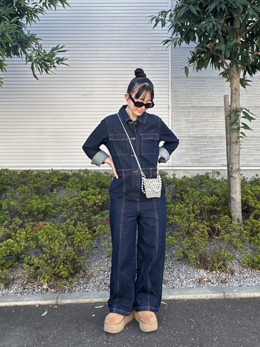 「秋服コーデ、デニム、つなぎ、moussy、SHAGGIE、UGG、リラックススタイル、ミニバッグ、公園、アウトドアスタイル、ムートンブーツ、ラフ、きれいめカジュアル、厚底ブーツ、ブーツスタイル」｜「MOUSSYのアイテム（つなぎ/オールインワン、ブルー系）」を使った、YUUNAさん（レディース・157cm）の秋コーディネートの1枚目の写真
