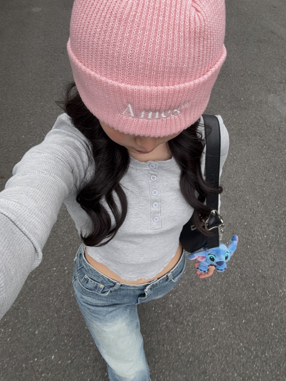 グレー系のTシャツ/カットソー、ピンク系のニットキャップ/ビーニーを着用したレディースの秋コーディネートの1枚目の写真