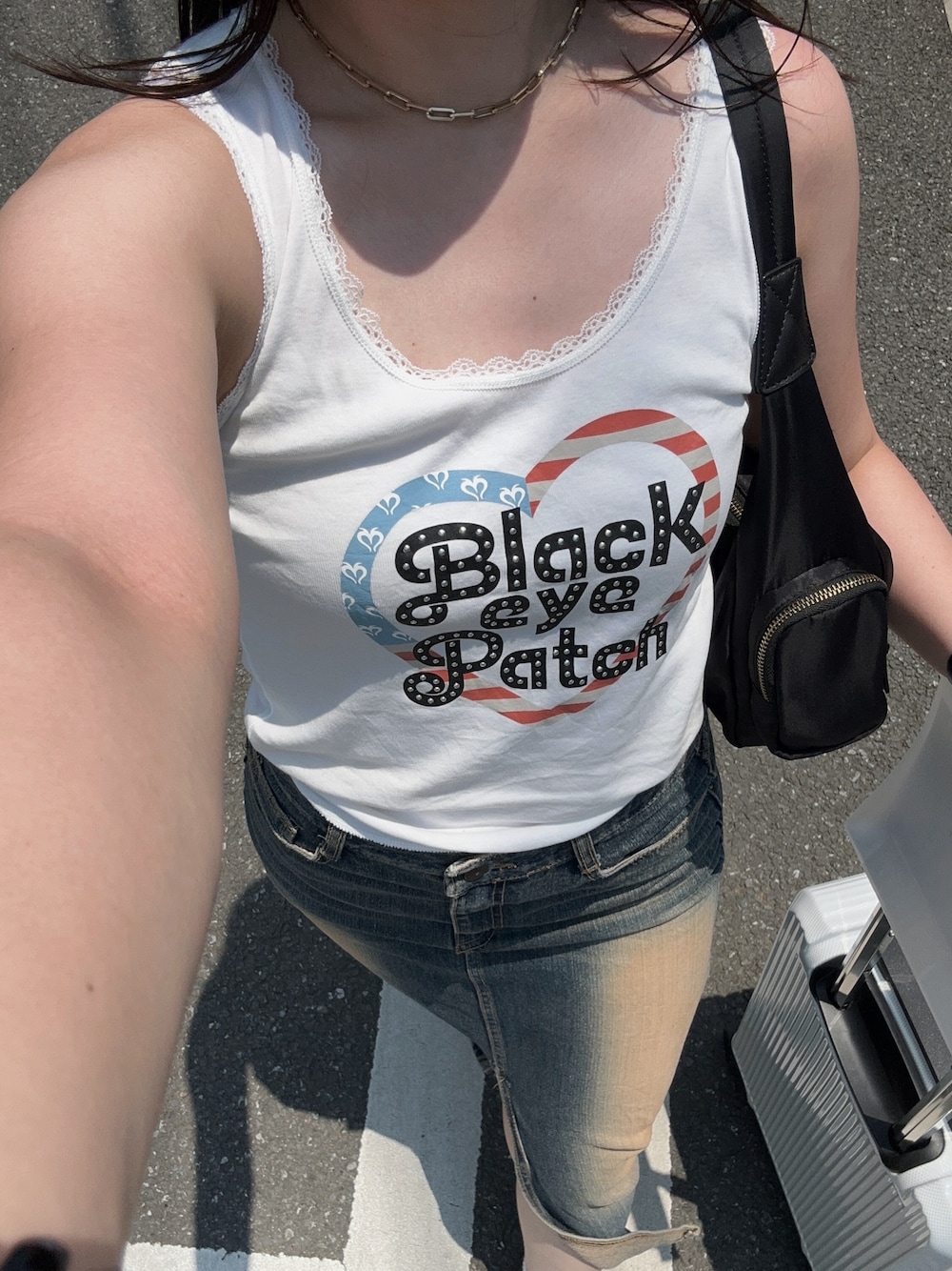 「夏コーデ、カジュアルスタイル、ヘルシー、デニムスカート、スリットスカート、タンクトップ、blackeyepatch、moussy、ラグアジェム、blackup、学校私服、美容学生、ラフコーデ」｜「MOUSSYのBEP×MOUSSY LACE タンクトップ（タンクトップ、ホワイト系）」を使った、YUUNAさん（レディース・157cm）の夏コーディネートの1枚目の写真
