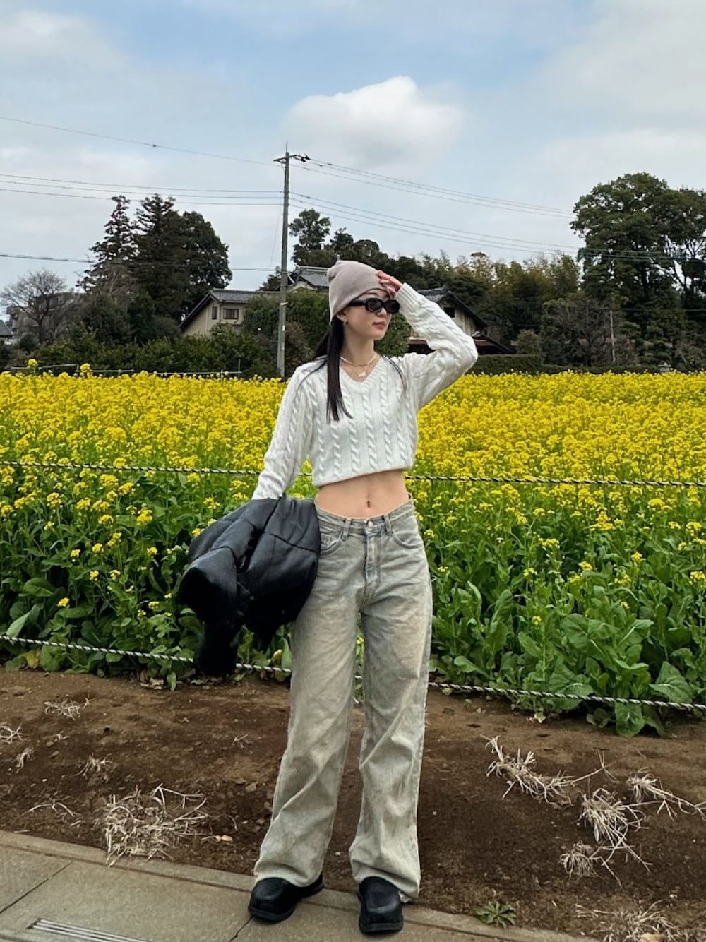 「laguagem、blackup、ZARA、ビーニー、ニット、ジーンズ、カジュアル、春コーデ、春、クロップドトップス、シンプルコーデ、公園、お散歩」｜「BLACKUPのアイテム（ニット/セーター、ホワイト系）」を使った、YUUNAさん（レディース・156cm）の春コーディネートの1枚目の写真