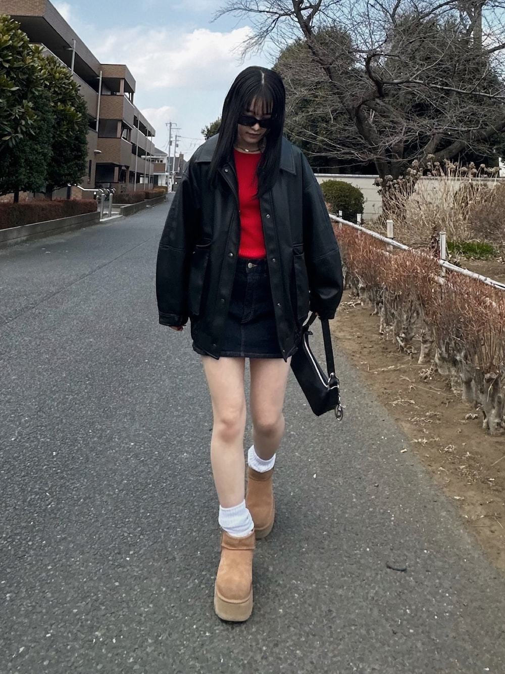 「UGG、ムートンブーツ、レザージャケット、マイクロミニスカート、SLY、フーズフーギャラリー(WHO'S WHO gallery)、春服コーデ、休日スタイル、ルーズソックス、赤ニット、DIESEL、スカート、ショートブーツ、デニムスカート、秋っぽコーデ更新中」｜「SLYのFAUX LEATHER OVERSIZE BZ フォックスレザー オーバーサイズ ブルゾン ビッグサイズ フェイクレザージャケット（ブルゾン、ブラック系）」を使った、YUUNAさん（レディース・156cm）の冬コーディネートの1枚目の写真