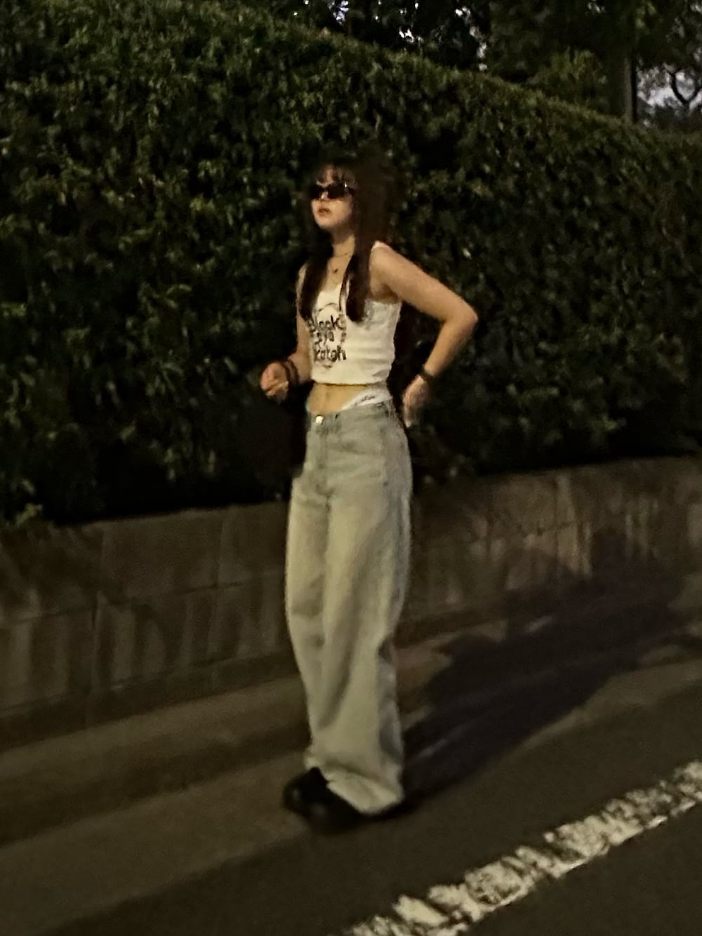 「花火大会、moussy、blackup、デニムコーデ、y2k、タンクトップ、レーストップス、パンツコーデ、夏服」｜「MOUSSYのBEP×MOUSSY LACE タンクトップ（タンクトップ、ホワイト系）」を使った、YUUNAさん（レディース・156cm）の冬コーディネートの1枚目の写真