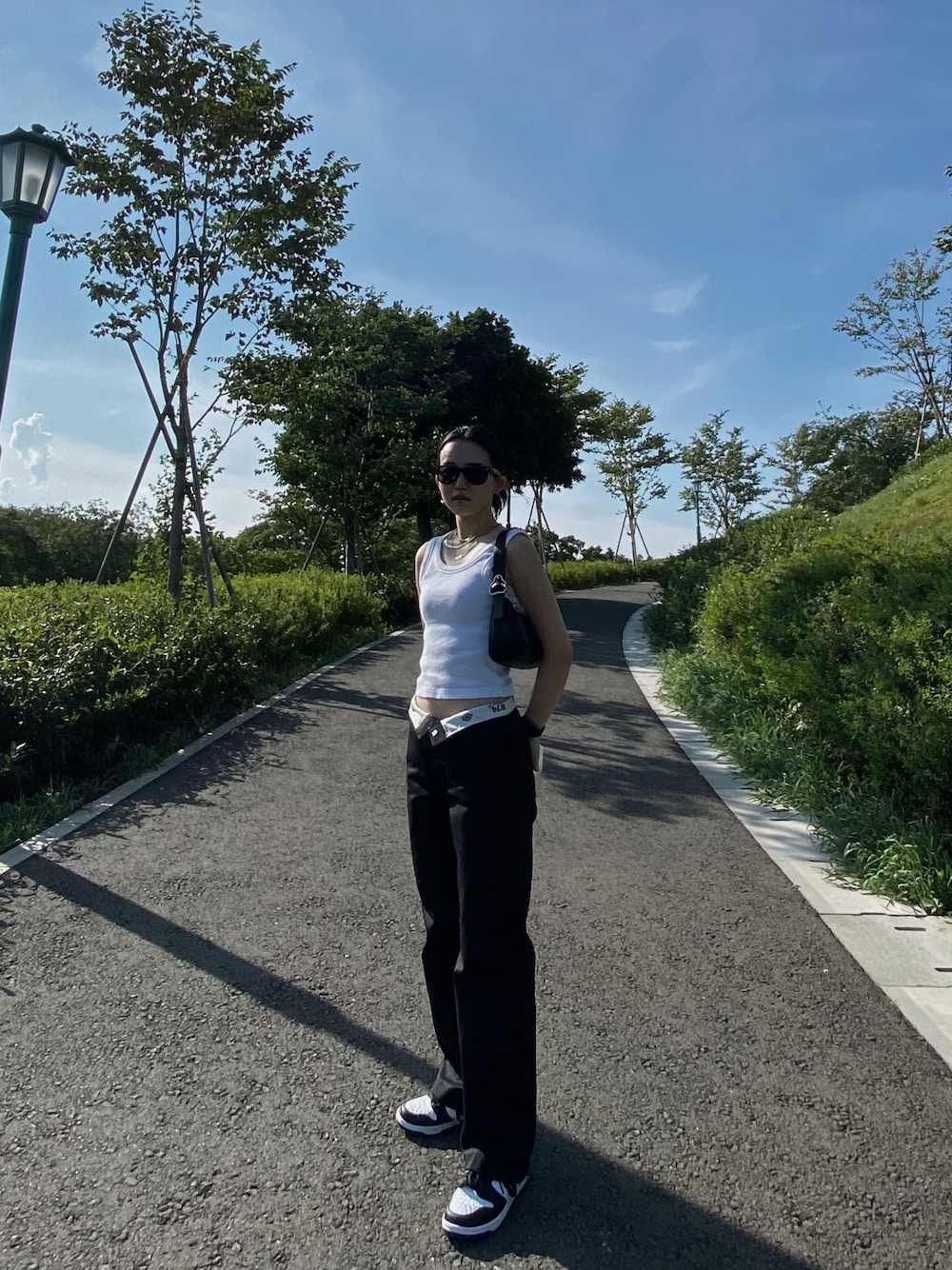 「真夏のアクティブスタイル、パンツスタイル、874、Dickies、NIKE、nike dunk、ダンク ハイ、ワントーンコーデ、SLY、スニーカー、タンクトップ」｜「SLYのSLIM SHOULDER バッグ/ショルダー（ショルダーバッグ、ブラック系）」を使った、YUUNAさん（レディース・156cm）の夏コーディネートの1枚目の写真