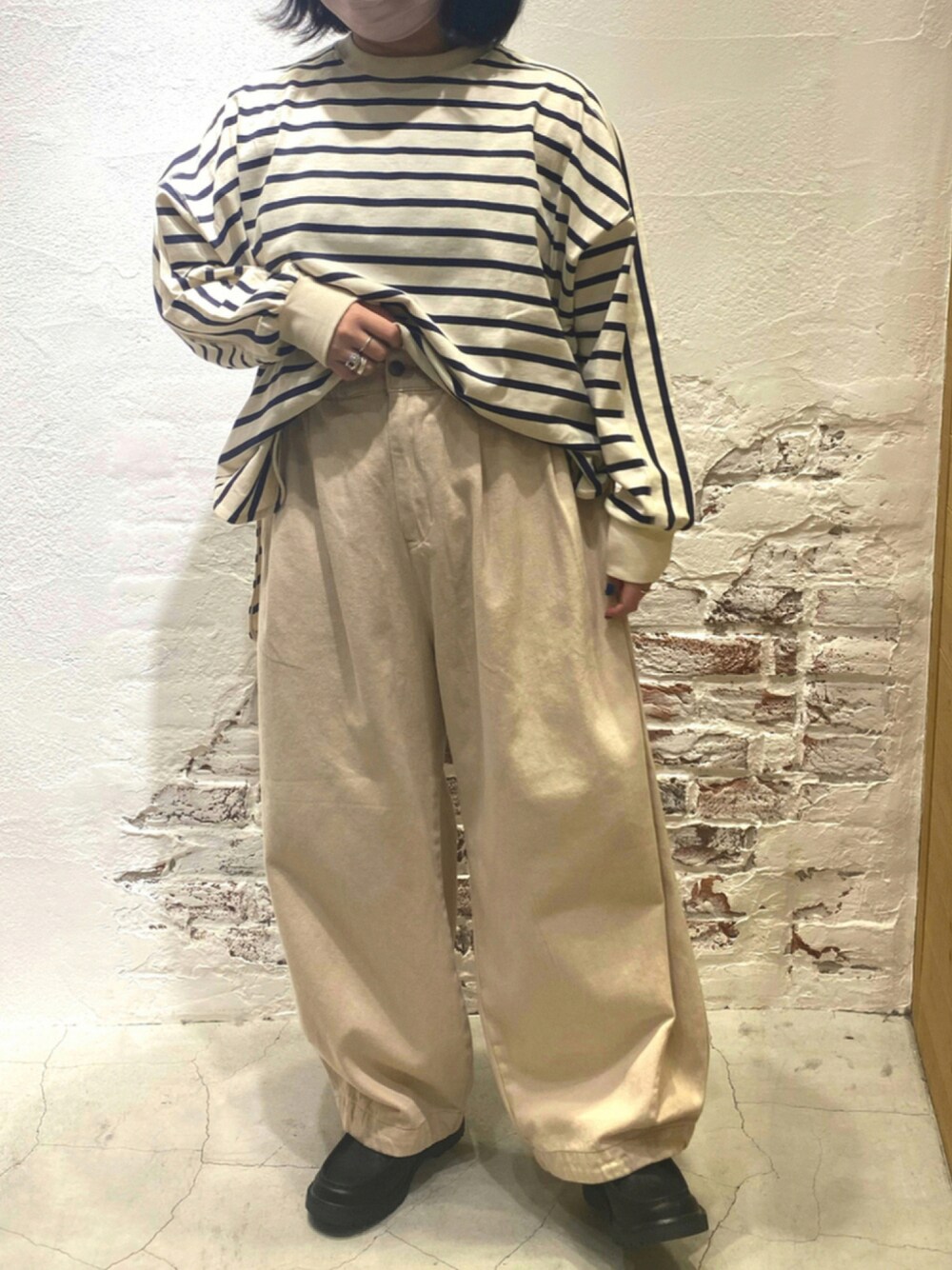 「シンプル、SM2、ボーダートップス、パンツスタイル、ootd、楽チンコーデ、低身長、ぽっちゃり、着回しコーデ、低身長コーデ、サマンサ モスモス(Samansa Mos2)、いいね、save、フォローお願いします🤑」｜「Samansa Mos2のコクーンデニムパンツ（デニムパンツ、ホワイト系）」を使った、たかはしりなさん（レディース・154cm）の秋コーディネートの1枚目の写真