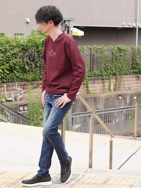 「HIDEAWAYS NICOLE（ハイダウェイニコル）の【WEB限定】ストレッチポンチジェルプリントＶネック長袖Tシャツ（Tシャツ/カットソー、レッド系）」を使った、hideawaysofficialさん（メンズ・171cm）の秋コーディネート