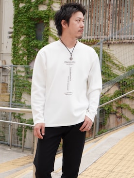 「HIDEAWAYS NICOLE（ハイダウェイニコル）のストレッチポンチジェルプリントＶネック長袖Tシャツ（Tシャツ/カットソー、ホワイト系）」を使った、hideawaysofficialさん（メンズ・171cm）の秋コーディネート