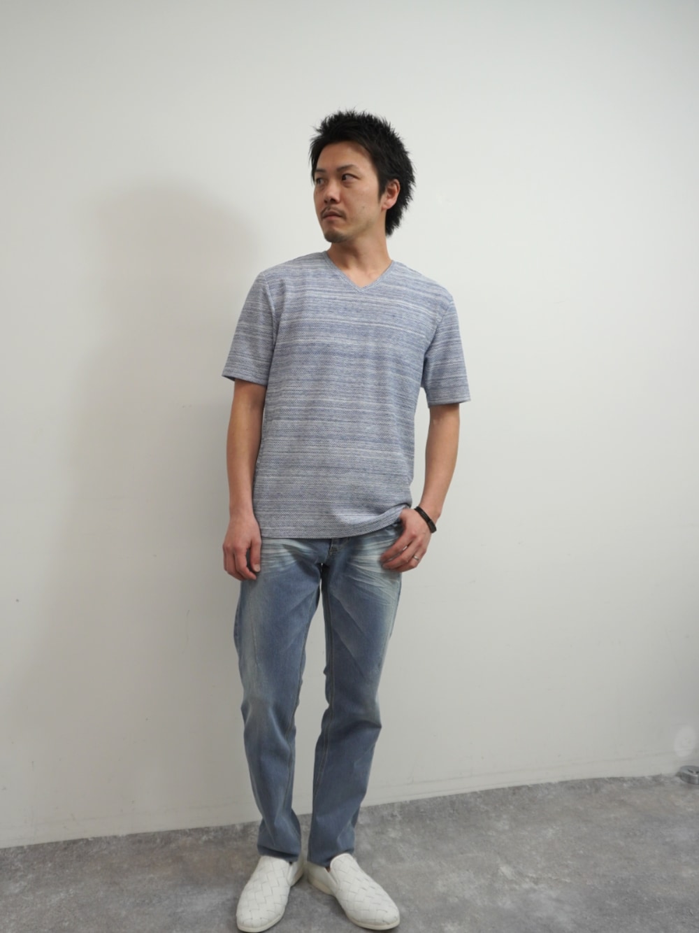 「ハイダウェイニコル、HIDEAWAYS NICOLE、大人カジュアル、お出かけコーデ、シンプルスタイル、春服コーデ、春、カジュアルコーデ、カジュアルスタイル、休日スタイル、キレイめカジュアル、メンズコーデ」｜「HIDEAWAYS NICOLEのイントレスリッポンシューズ（スリッポン、ホワイト系）」を使った、hideawaysofficialさん（メンズ・171cm）の春コーディネートの1枚目の写真