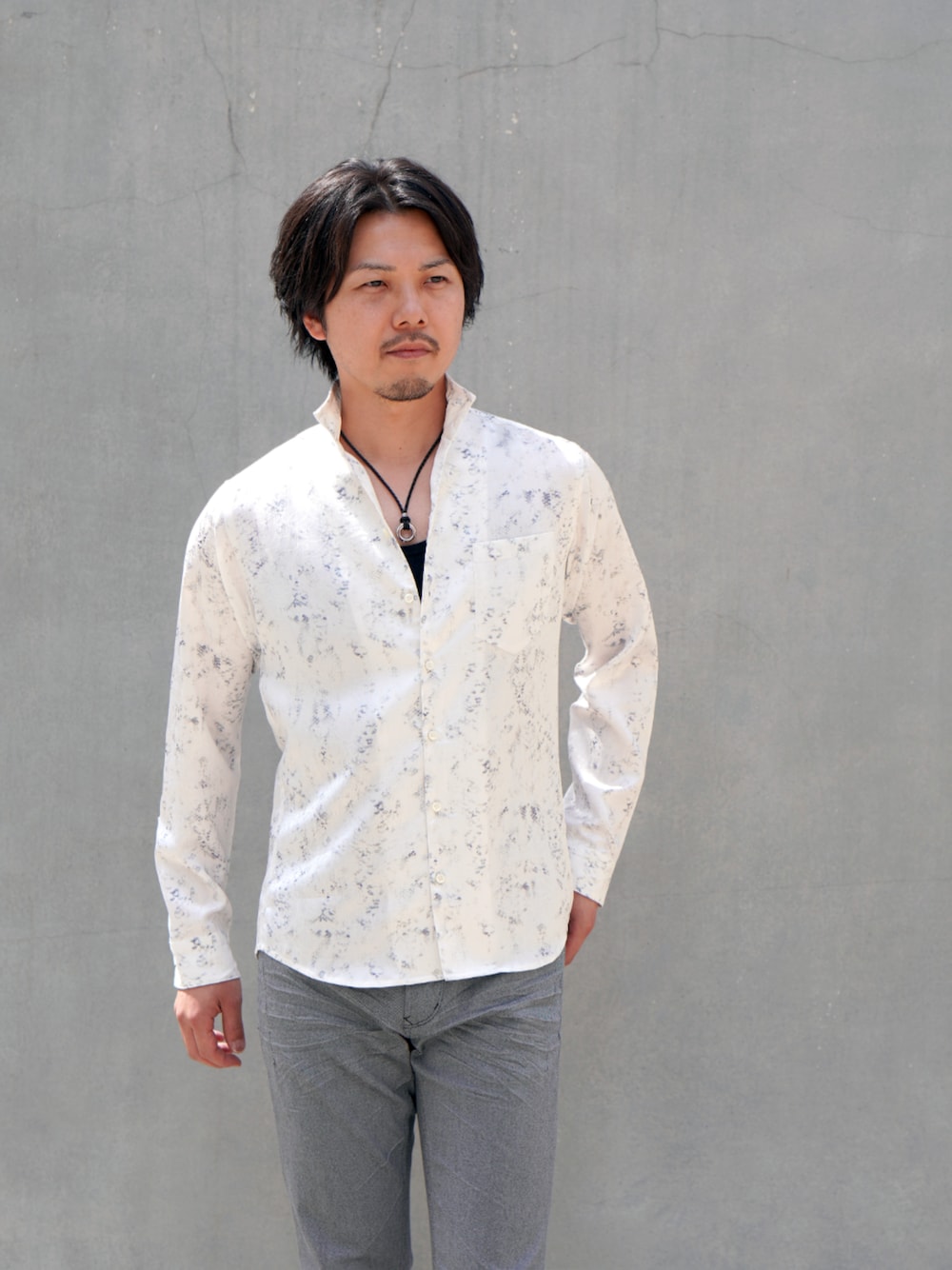 「ハイダウェイニコル、HIDEAWAYS NICOLE、お出かけコーデ、シャツスタイル、秋服準備はじめました、休日スタイル、シンプルスタイル、オトナカジュアル、40代ファッション」｜「HIDEAWAYS NICOLEのアイビージャカードパイソンプリントシャツ（シャツ/ブラウス、ホワイト系）」を使った、hideawaysofficialさん（メンズ・171cm）の夏コーディネートの1枚目の写真
