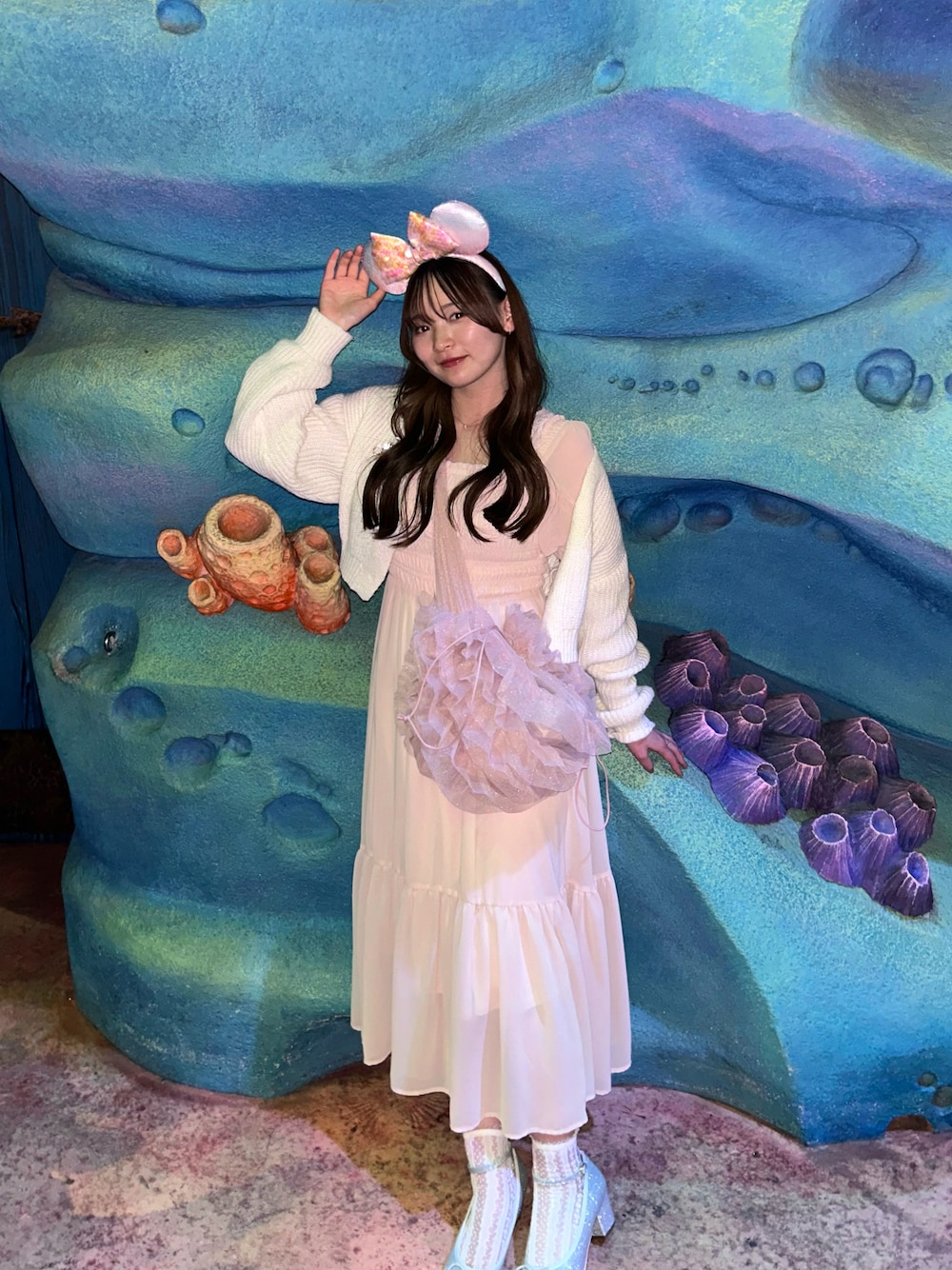 「ディズニーコーデ、ディズニーシーコーデ、ピンクコーデ、ピンクと白、ガーリーコーデ、カジュアルガーリー、ワンピース、ワンピースコーデ」｜「dazzlinのチュールリボンBAG（ショルダーバッグ、ピンク系）」を使った、aoiさん（骨格ストレート・レディース・157cm）の夏コーディネートの1枚目の写真