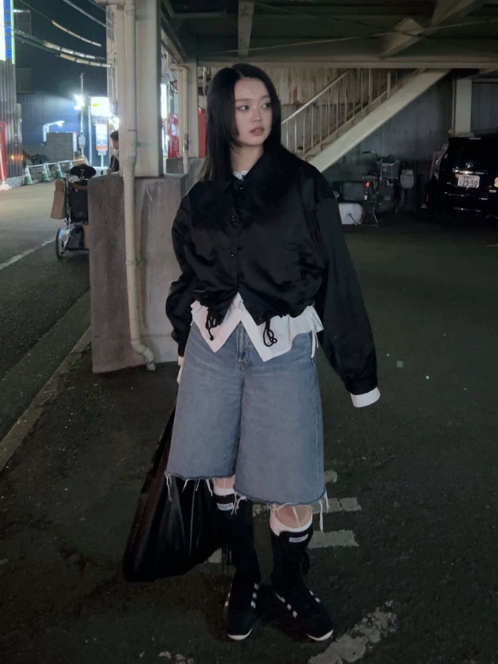 「最近のいい感じコーデ、大人カジュアル、デニムショートパンツ、レイヤードスタイル、adidas、spring、春コーデ、着回しコーデ、オトナカワイイ」｜「adidasのアイテム（ブーツ、ブラック系）」を使った、miicさん（レディース・159cm）の春コーディネートの1枚目の写真
