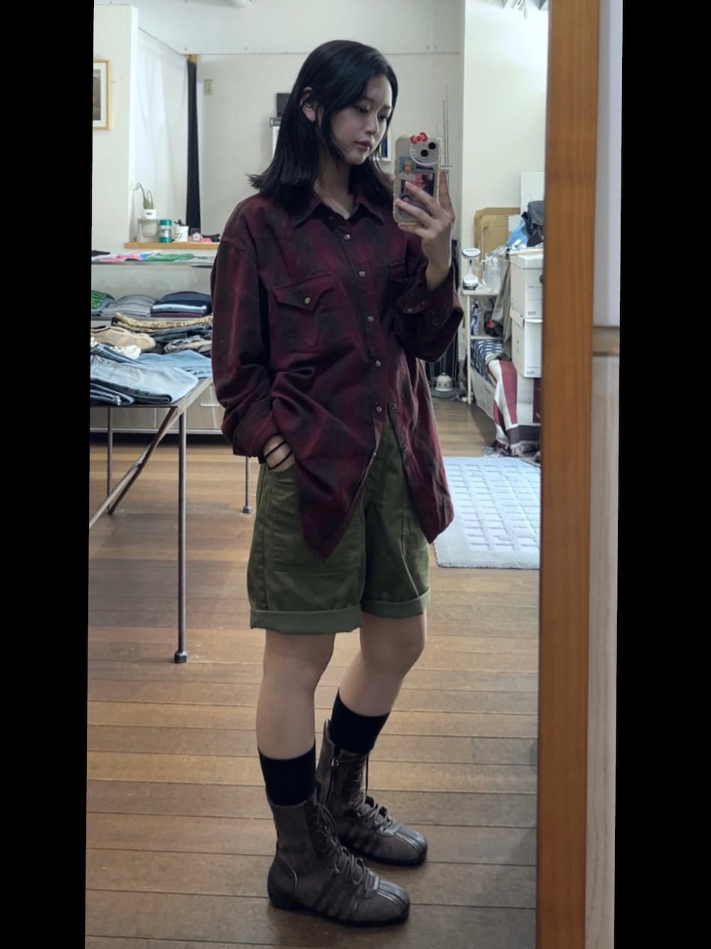 「ショートブーツ、古着MIX、古着コーデ、古着女子、古着好きな人と繋がりたい、今日のコーデ、ootd、柄シャツ、カーゴパンツ、シャツスタイル、シャツコーデ、ブーツスタイル」｜「ROCKFISH WEATHERWEARのBLISS HIGHTOP SNEAKERS（スニーカー、ブラウン系）」を使った、miicさん（レディース・159cm）の夏コーディネートの1枚目の写真