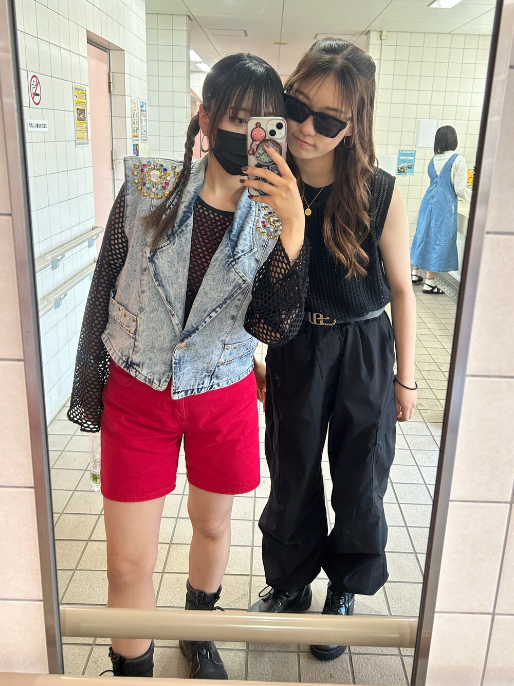 「パンク、古着、サマースタイル、vintage、denim、ブーツ、デニム」｜「bluered(広島の古着屋)のアイテム（その他トップス、ブラック系）」を使った、miicさん（レディース・159cm）の夏コーディネートの1枚目の写真