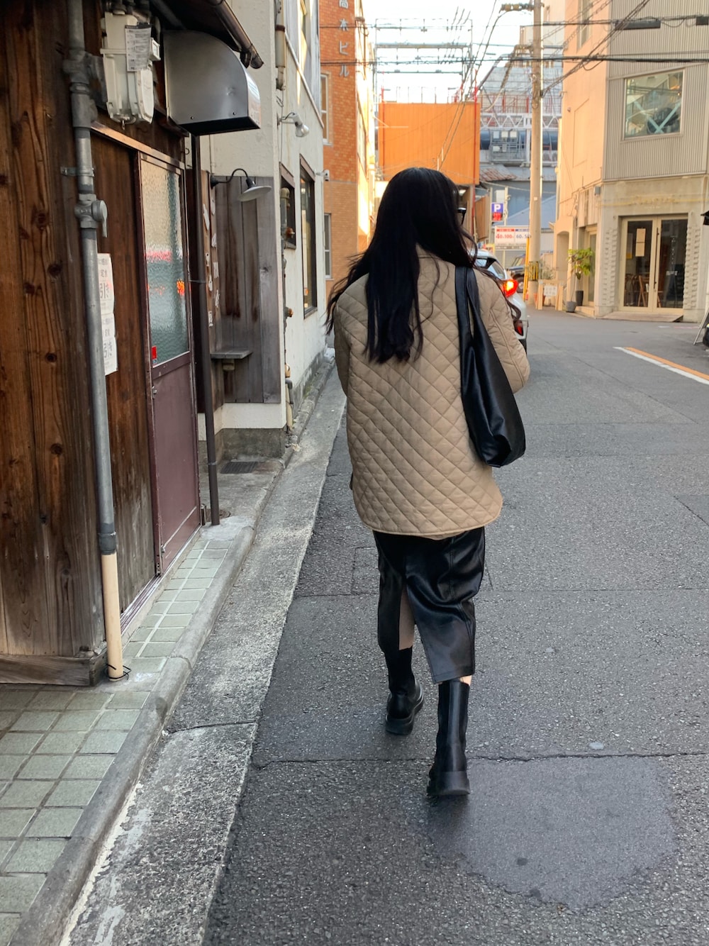 「大人カジュアル、おしゃれさんと繋がりたい、レザースカート、キルティングジャケット、レザーブーツ」｜「DEVICEの【WEARISTA じーたー×DEVICE コラボ】Rename ソフトフェイクレザー マルシェバッグ（トートバッグ、ブラック系）」を使った、miicさん（レディース・159cm）の冬コーディネートの1枚目の写真