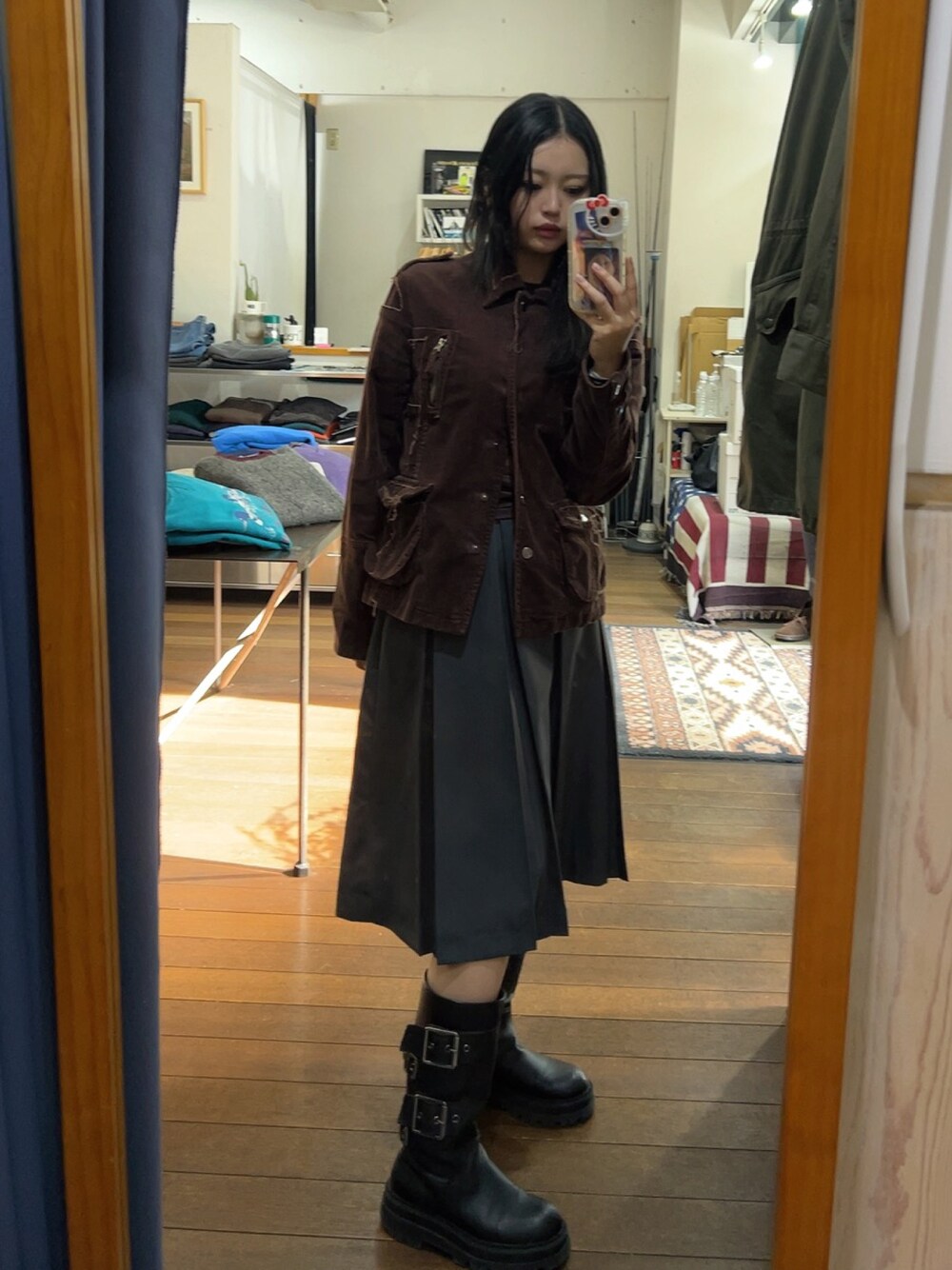 「秋コーデ、ブラウンコーデ、スカート、古着MIX、秋服、autumn、大人コーデ、ブーツ」｜「WHO'S WHO galleryの【Six M/シックスエム】レイヤードプリーツスカート（スカート、グレー系）」を使った、miicさん（レディース・159cm）の秋コーディネートの1枚目の写真
