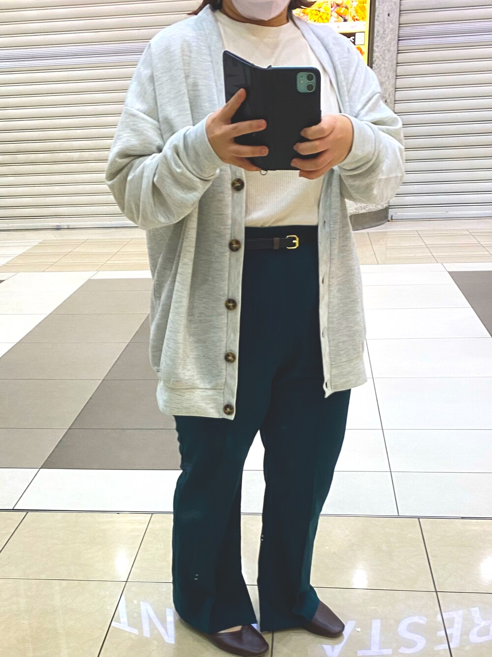 グリーン系のチノパンツ、ブラウン系のパンプス、ベージュ系のTシャツ/カットソーを着用したレディースの秋コーディネートの1枚目の写真