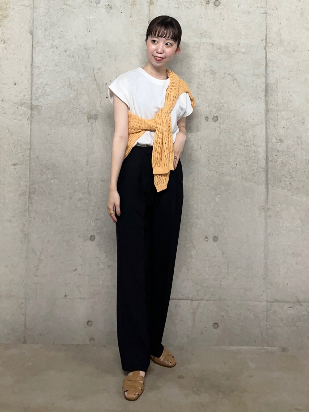 ベージュ系のサンダル、ホワイト系のTシャツ/カットソー、ブラック系のスラックスを着用したレディースの夏コーディネートの1枚目の写真
