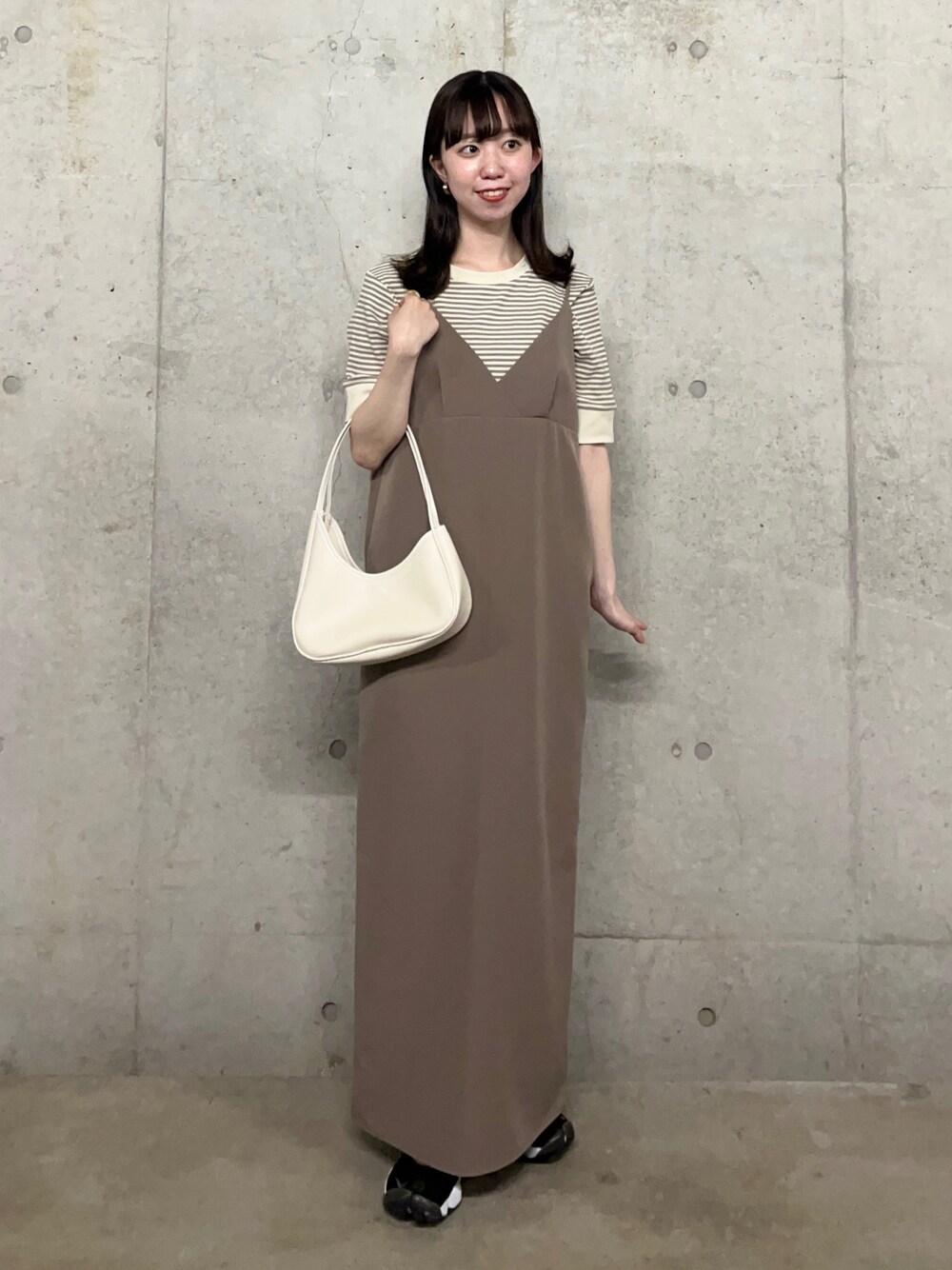 ホワイト系のTシャツ/カットソー、ブラウン系のワンピース、ホワイト系のハンドバッグを着用したレディースの夏コーディネートの1枚目の写真