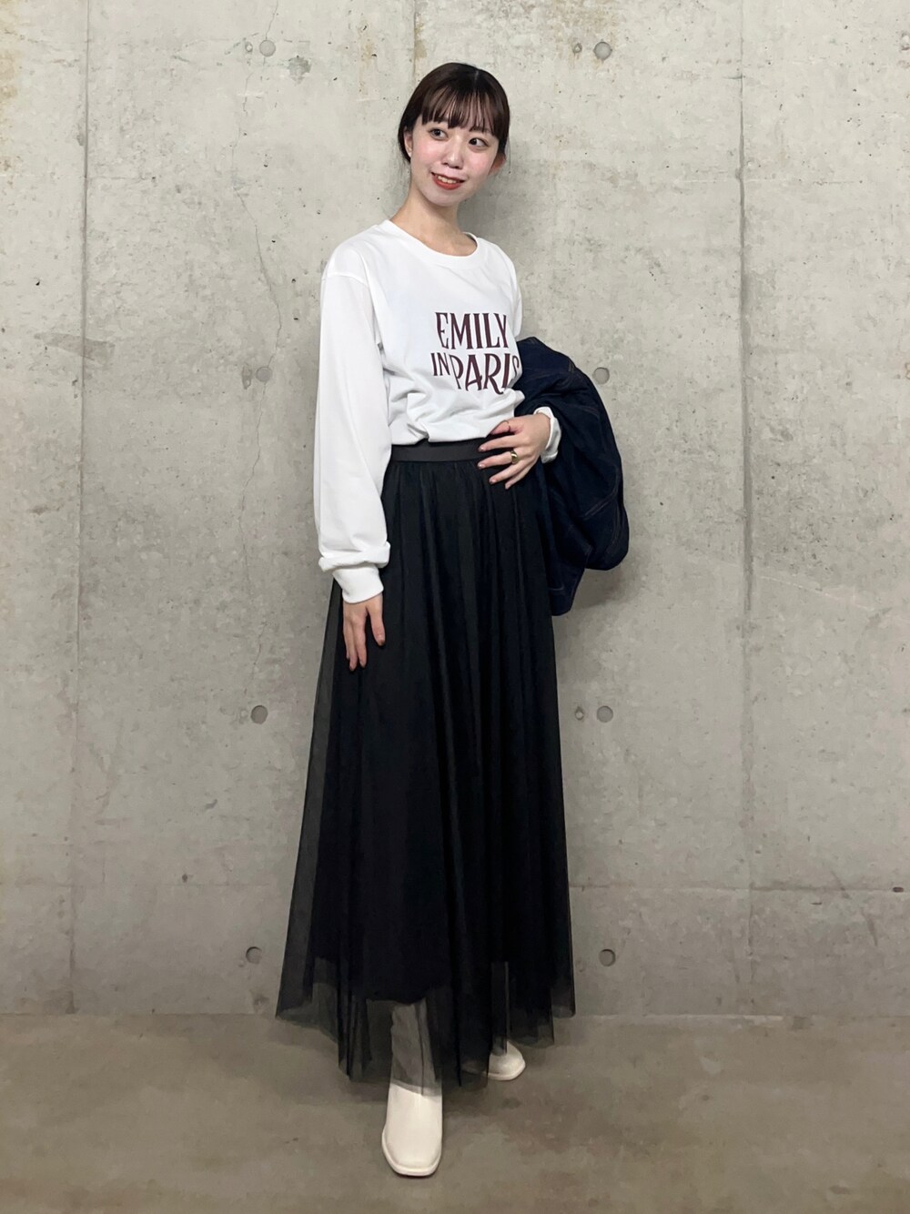 ホワイト系のブーツ、ブラック系のスカート、その他のTシャツ/カットソーを着用したレディースの秋コーディネートの1枚目の写真