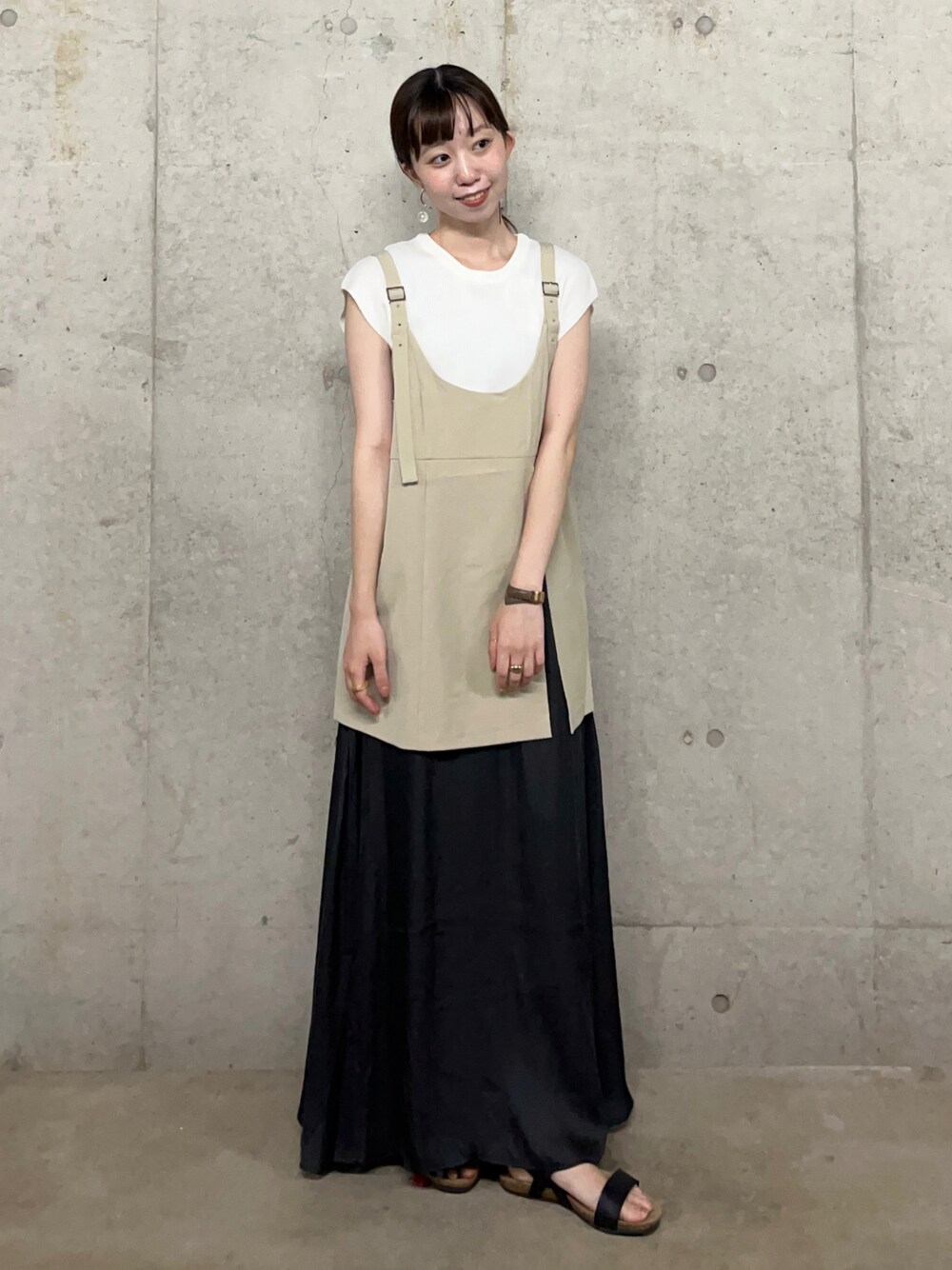 ブラック系のサンダル、ベージュ系のキャミソール、グレー系のスカートを着用したレディースの夏コーディネートの1枚目の写真